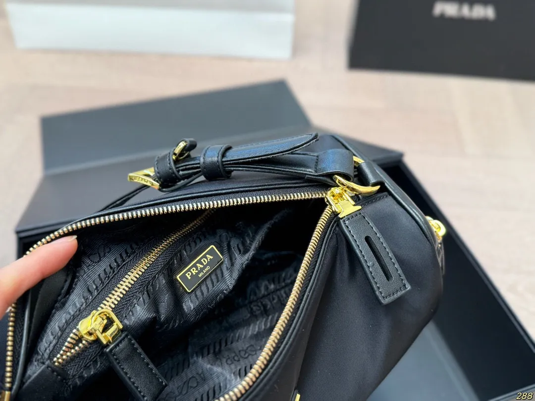 ¥180折叠盒 普拉达PRADA 腋下包 可爱到不行!凭实力圈粉 简约又不失高级 背上就是时髦精女孩~ 尺寸28 11
