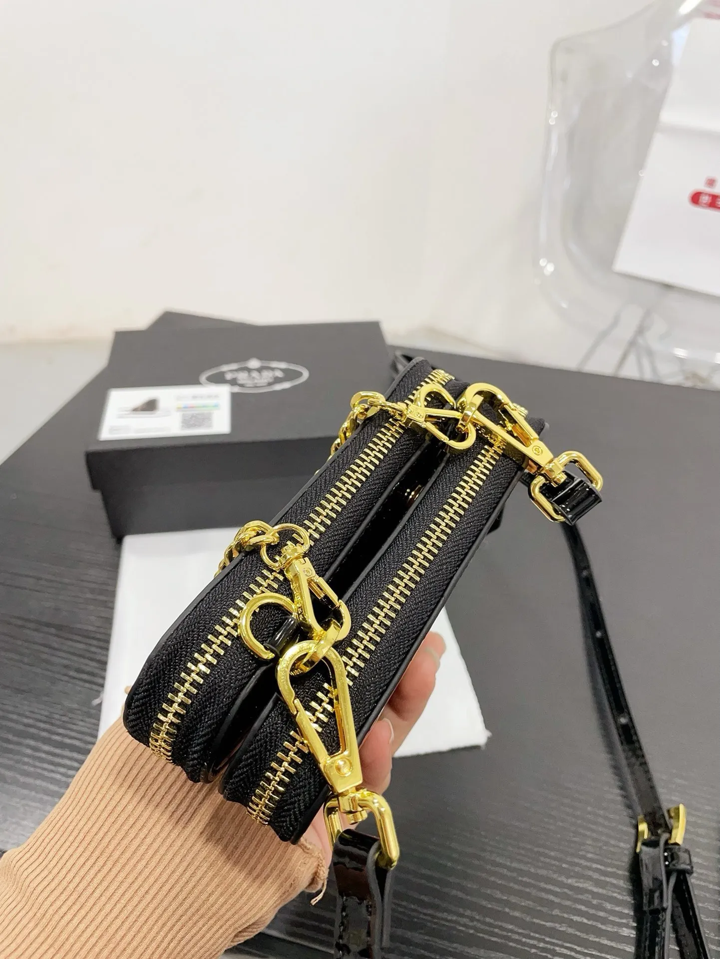 📷💰115配盒子 Prada 三角包❤️ 普拉达家新款 迷你小三角包/精致零钱包时尚凹凸造型单品 拿来当配饰也是极好的时髦小配件可爱的不要不要的 尺寸 16.10cm