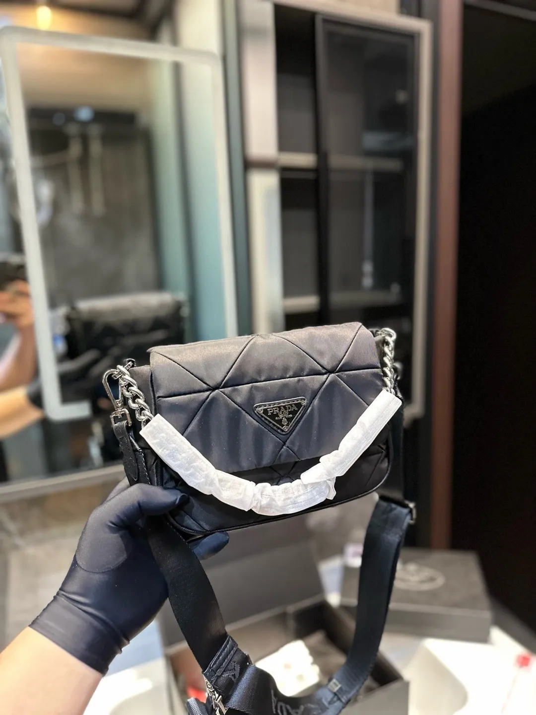 ❤️p125(礼盒包装)❤️ PRADA/普拉达新款System羊皮菱格邮差包 三合一女包 轻巧有型隐藏式前V拉链和翻盖设计包形与正面的三角标争相呼应突出了品牌logo标识的主题~肩带都可以调节 yx尺寸20 18cm