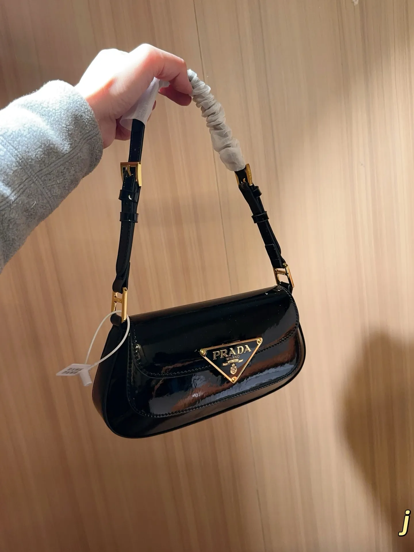 💰170 普拉达prada 新款fw亮皮漆皮hobo腋下包 翻盖法棍包 尺寸24×14×4 礼盒包装🎁