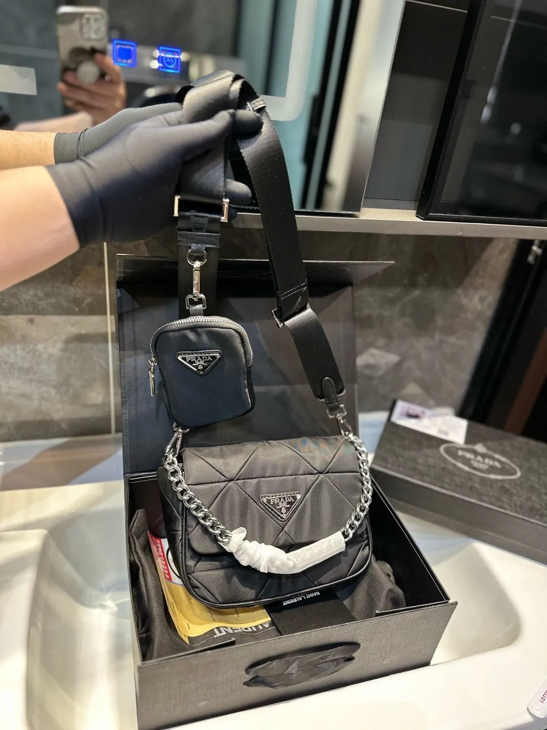 ❤️p125(礼盒包装)❤️ PRADA/普拉达新款System羊皮菱格邮差包 三合一女包 轻巧有型隐藏式前V拉链和翻盖设计包形与正面的三角标争相呼应突出了品牌logo标识的主题~肩带都可以调节 yx尺寸20 18cm