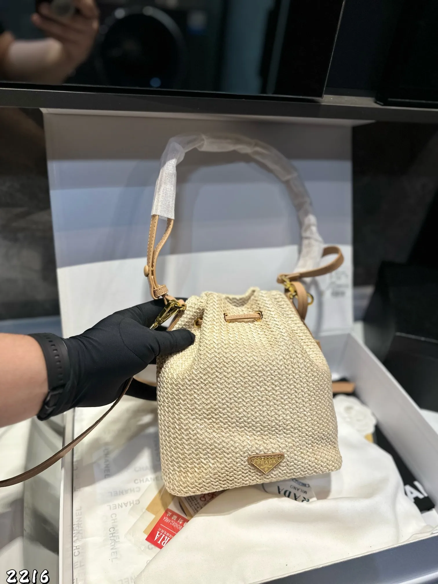 ❤️p130❤️ ✅新品推荐🔜Prada普拉达专柜同款编织水桶包~草编包👍高端货!可手提可肩背~各大明星追捧的爆款~棕榈叶和牛皮编织而成‼️采用最好的五金配件!经典logo!(size:19*21*12)