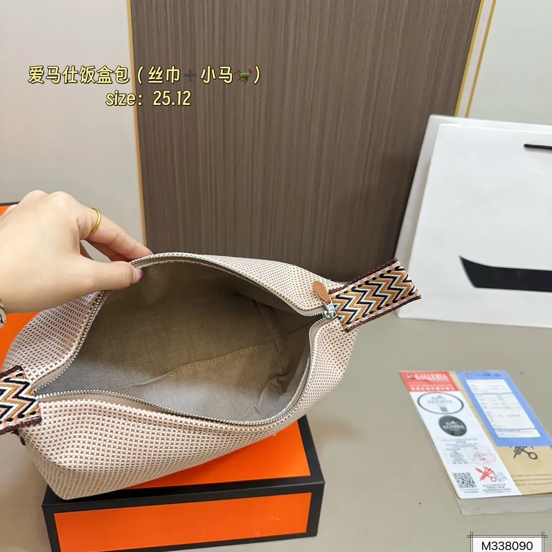 💰105 礼盒包装 丝巾➕小马 爱马仕帆布收纳包饭盒包。 帆布的材质随性且休闲! 优雅贵气高级感并存! 尺寸25×12