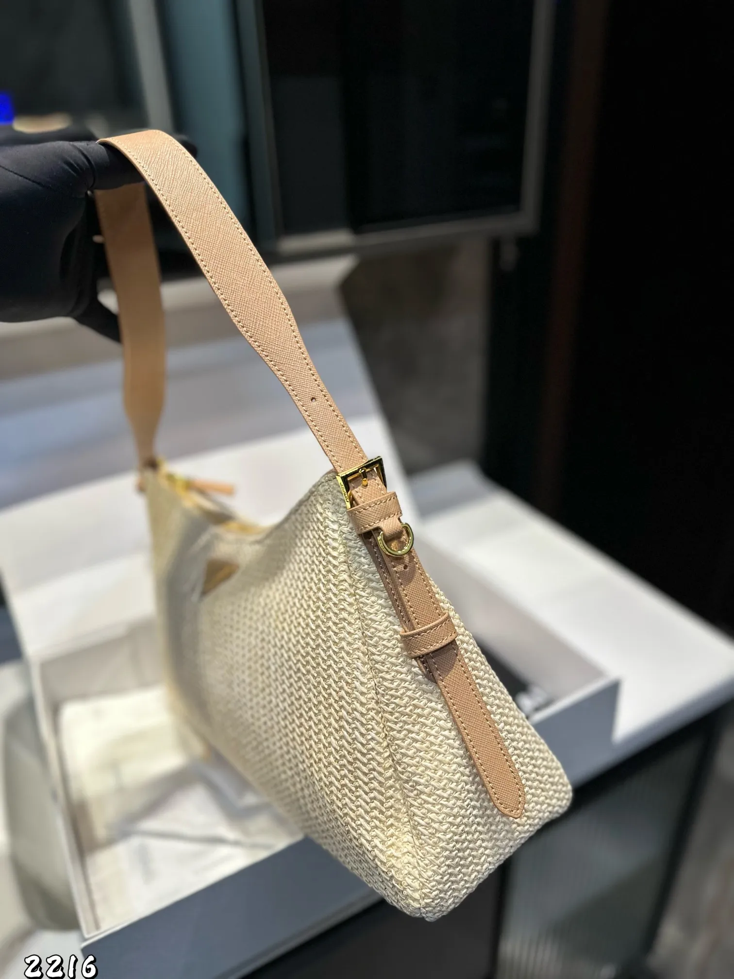 ❤️p160❤️ ✅新品推荐🔜高端货🔥Prada普拉达新款编织腋下包👍高端货！大容量！各大明星追捧的爆款～棕榈叶和牛皮编织而成‼️采用最好的五金配件！（size：40*23*11）