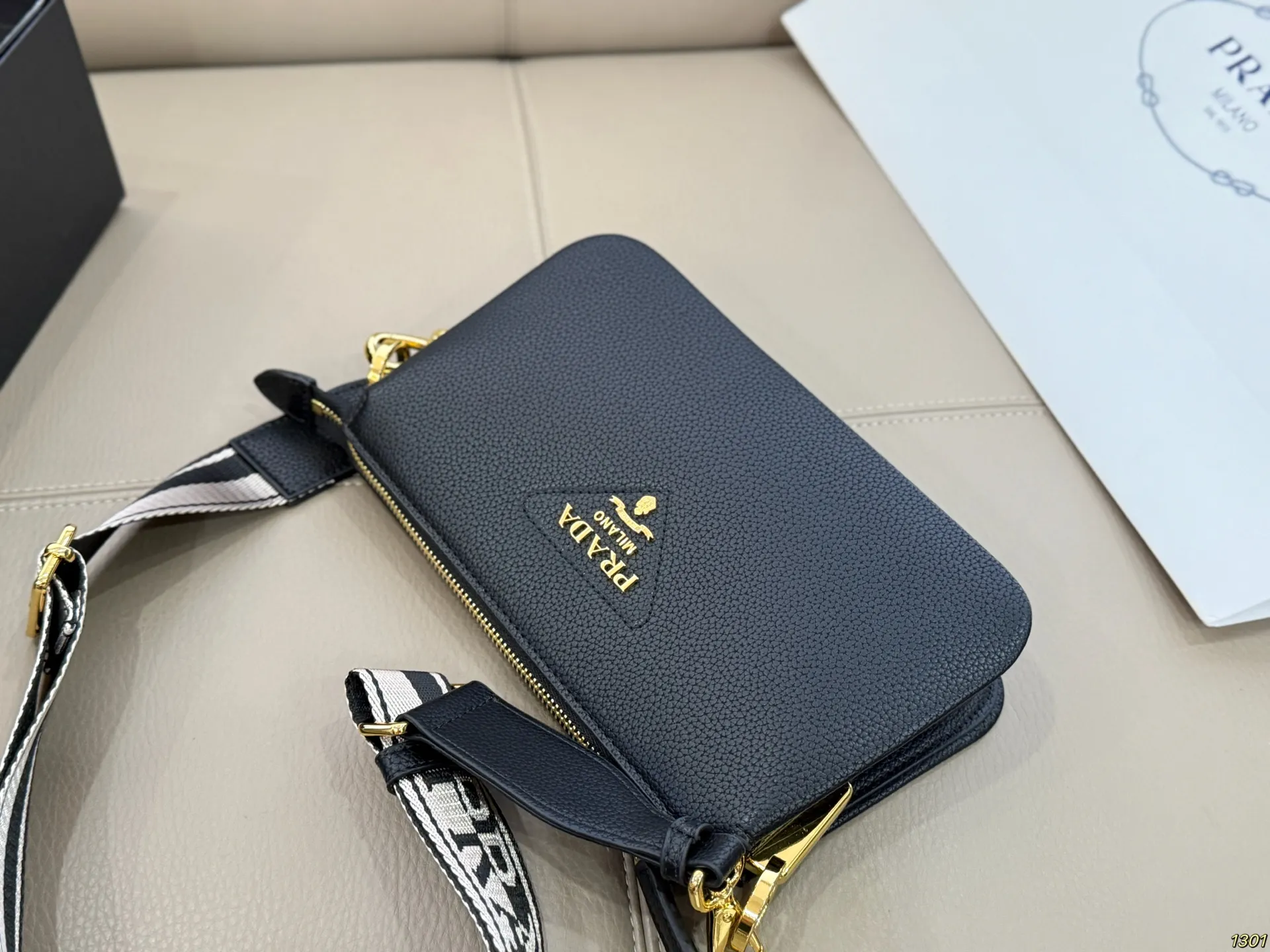 ¥185 普拉达prada风琴包 太完美 格层多多 什么衣着全能搭配 容量空间大 手感超柔软 赶紧入手吧尺寸24.14