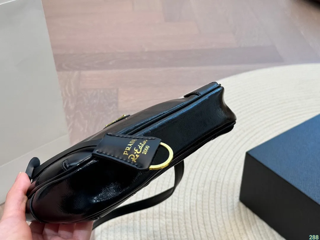 &yen;120折叠盒 普拉达PRADA 法棍包 我说这是最美Prada没人反驳吧 这只小可爱谁见谁心动 装饰你的四季 尺寸21 9