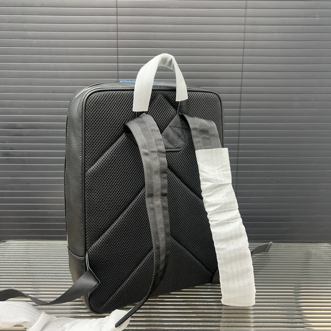 P190 Herm&egrave;s 爱马仕 牛皮多功能双肩包 背包牛皮男包 电脑包 采用精湛镶嵌细工 经典百搭 实物拍摄 原厂原版面料 配送防尘袋 28 x 38cm。