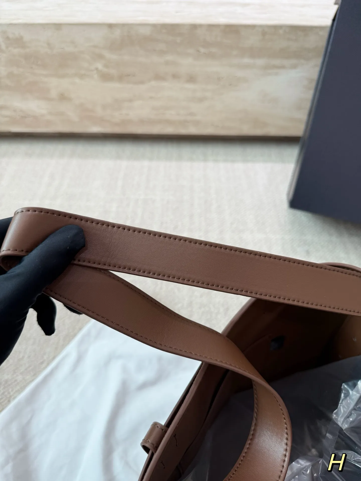 P205 配礼盒🎁 普拉达水桶 麂皮 又是心动Prada托特的一天. 松弛慵懒的tote包真的爱惨了 上身满满的高级感! 日常通勤必备哦! 尺寸:28.26