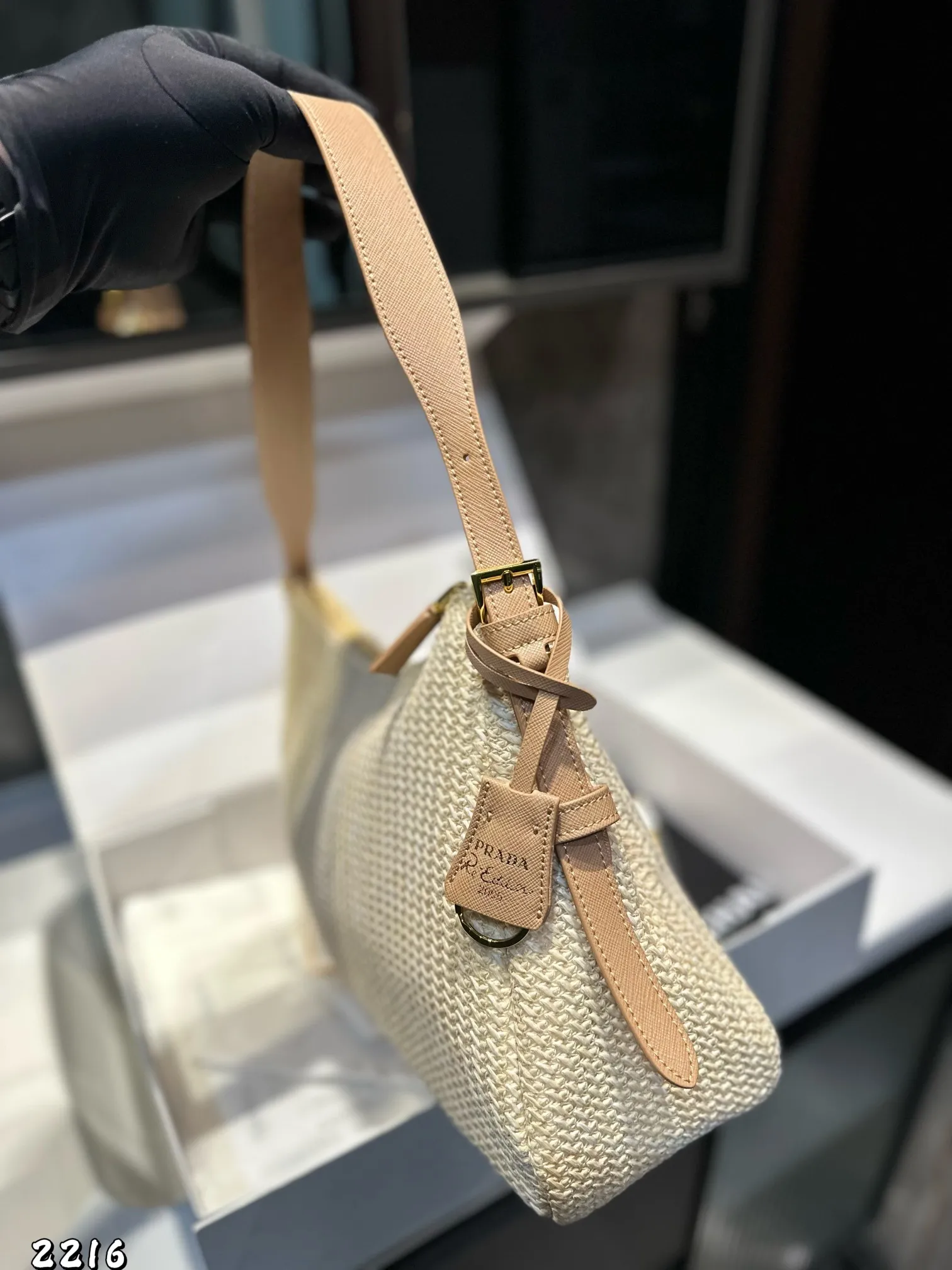 ❤️p160❤️ ✅新品推荐🔜高端货🔥Prada普拉达新款编织腋下包👍高端货!大容量!各大明星追捧的爆款~棕榈叶和牛皮编织而成‼️采用最好的五金配件!(size:40*23*11)