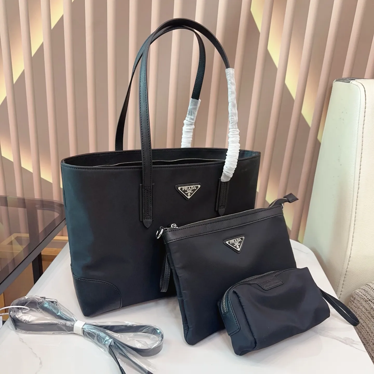 p135 三件套 Pradar最新中古包 eeprada普拉达新品中古包最近Pradar 龙设计,真的都太火了 革冬天的厚重感或夏天的运动感都可以轻松驾驭菜-眼就爱上了 Prada中古大包不论春夏秋冬都能背,百搭实用是大包里为数不多的仙女哦! 尺寸:35*11*27 bb