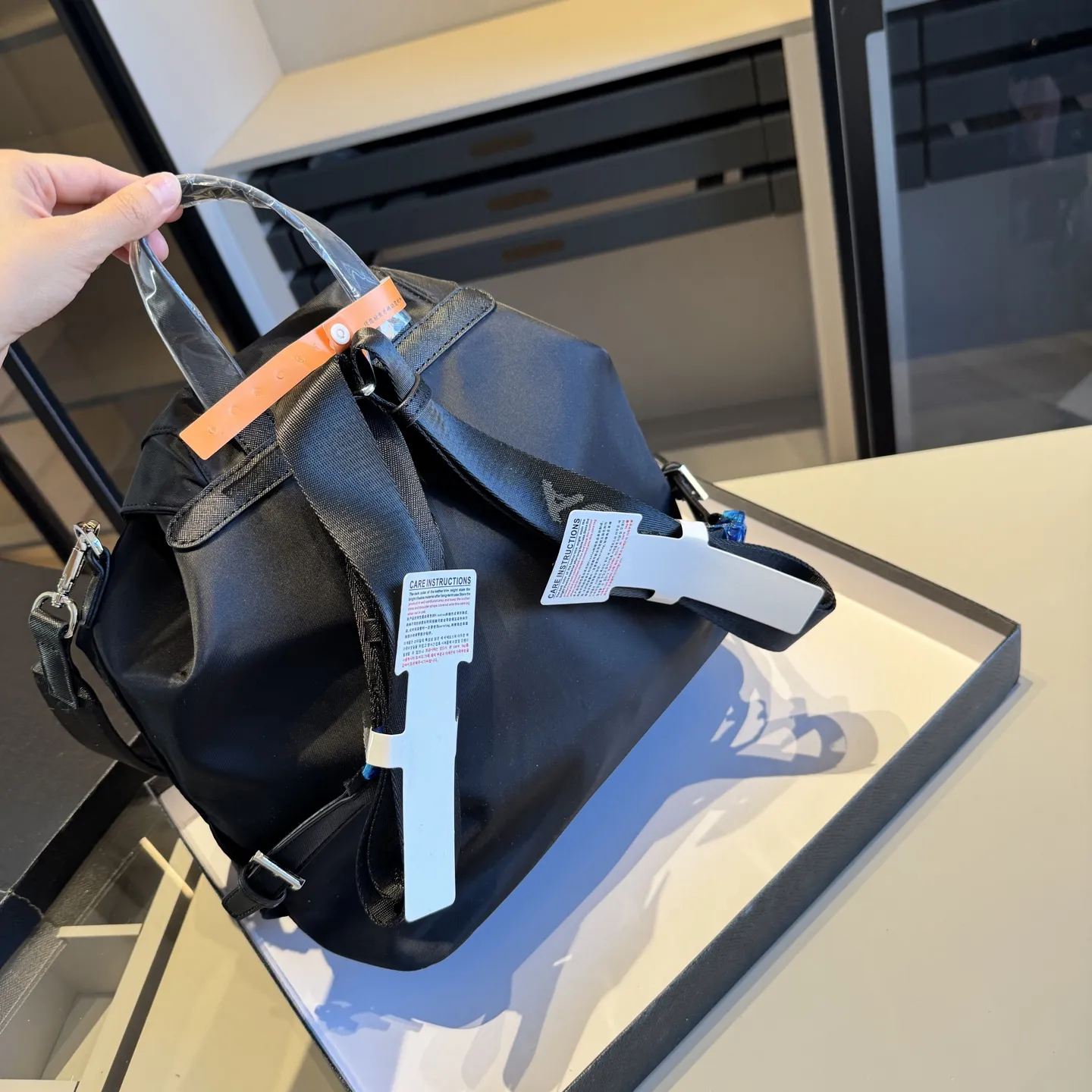 🅿️180✅新品推荐🔜 🔥升级版‼️配长肩带👍Prada普拉达专柜新款双肩包🎒男女通用‼️专柜同款哦👍超大容量~原版顶级五金!品质堪比正品!原版降落伞防水布配牛皮~面料外出轻便实用!旅游首选哦!🎁原版礼盒包装(size:30*33*15)