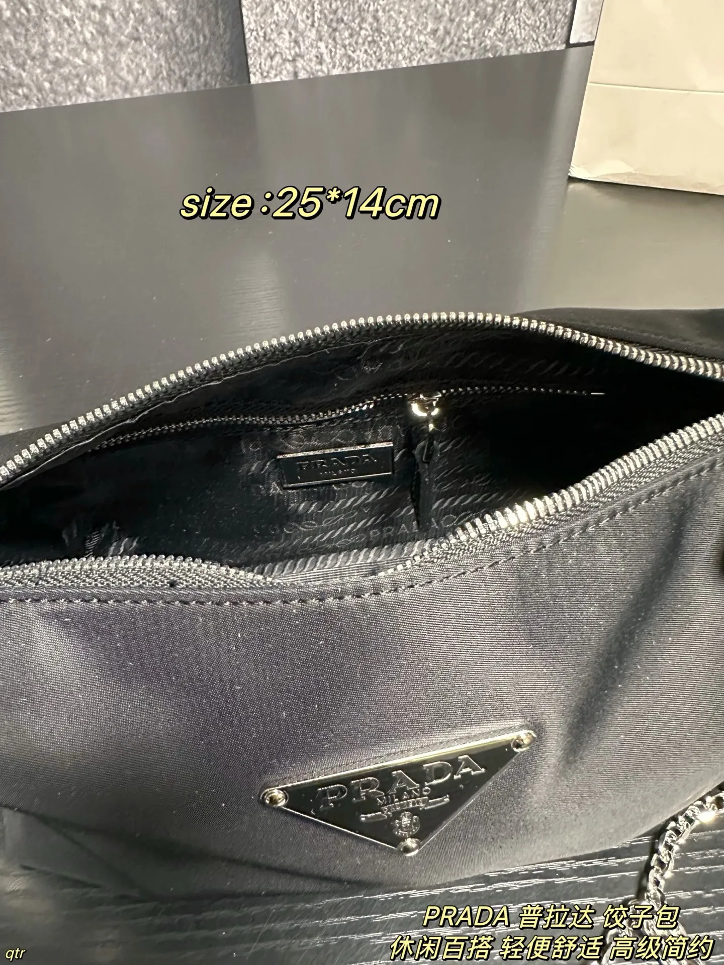 P95配盒 PRADA 普拉达 饺子包 不撞包又实用的小众 Prada尼龙饺子包,这颗造型非常可爱🤩像一个饺子🥟嘿嘿~简约又不失设计感 百搭实用款✨使用率也会很高 因为它好看又方便呀,贴心的设计边角还有皮革保护防磨损,容量也很大 出街通勤都没有问题滴~ 尺寸:25*14cm