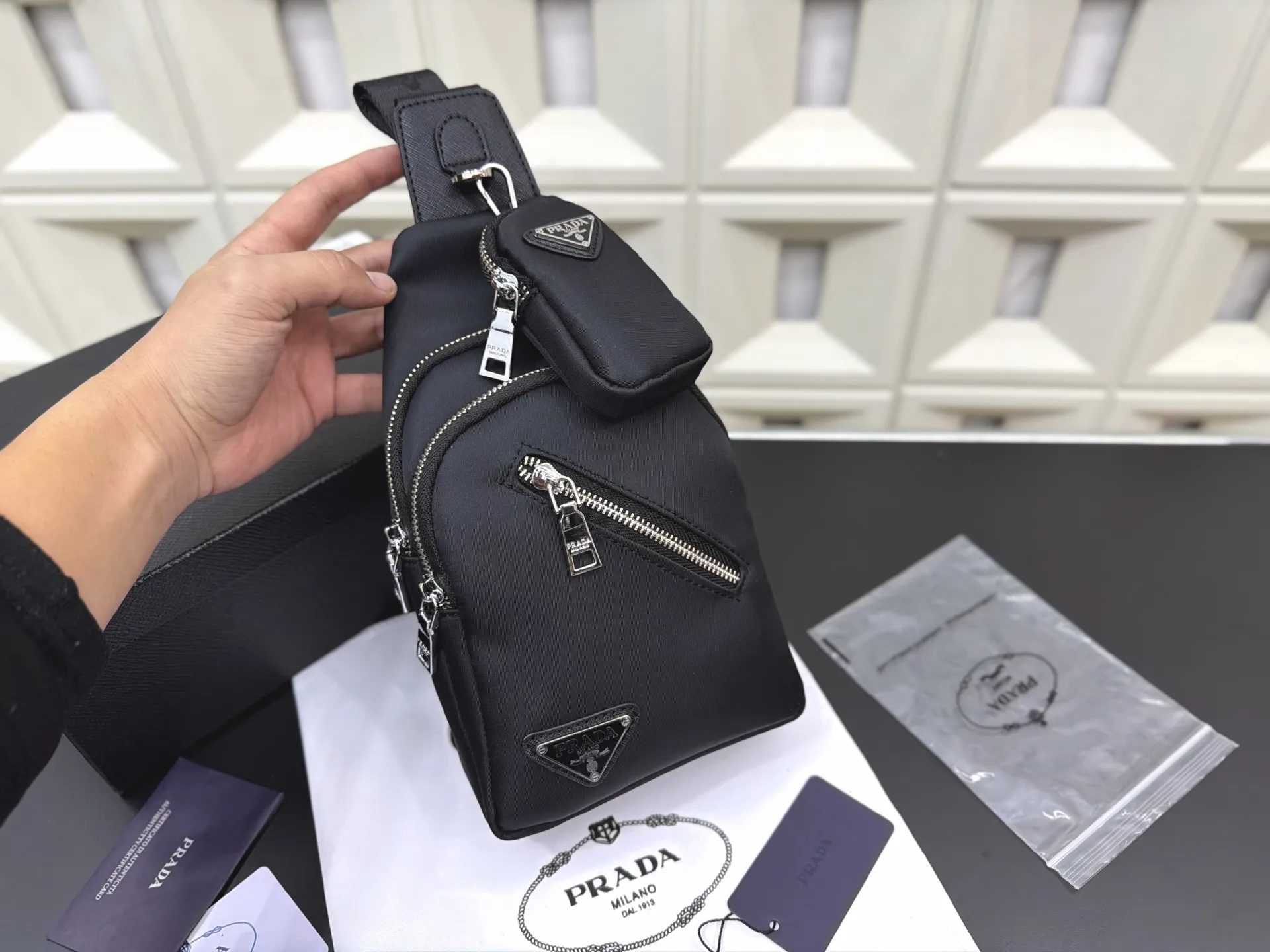 P105 Prada 普拉达 尼龙布二合一胸包 防水布斜挎背包 经典百搭 实物拍摄 配送防尘袋 30 x 16 cm。
