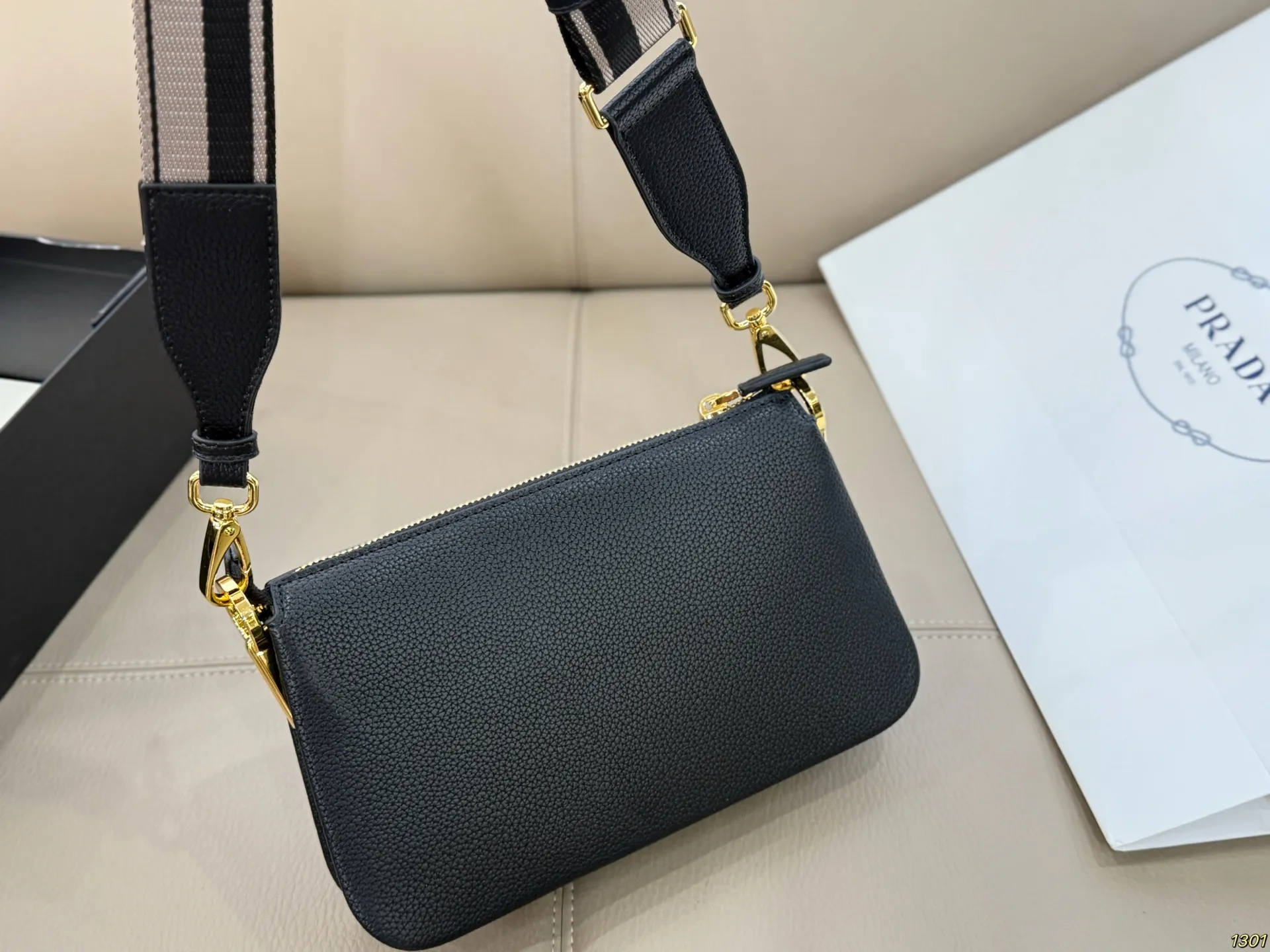 &yen;185 普拉达prada风琴包 太完美 格层多多 什么衣着全能搭配 容量空间大 手感超柔软 赶紧入手吧尺寸24.14