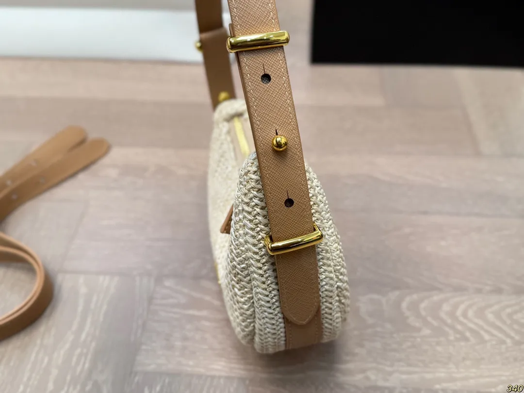 &yen;130 搭配长短两条肩带 普拉达Prada绝美草编包 是背Prada阳光草编包的夏天啦 马上夏至了，来推荐这只Prada阳光草编包 编织和皮革，清爽也文艺，让你也可甜可美。设计也非常实用，夏天怎么能少了草编包呢 尺寸 21 10