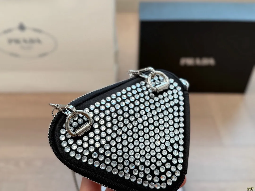 ¥100配盒 Prada 普拉达三角包 零钱包 超好搭 最近真的好火,脑子里是瞬间相出了N种搭配方式,非常的百搭,上身也非常的好!尺寸14 11