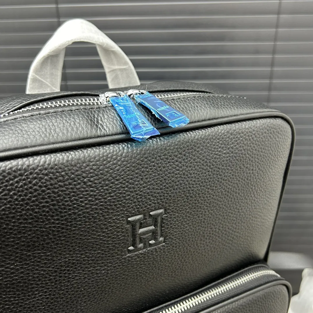 P190 Hermès 爱马仕 牛皮多功能双肩包 背包牛皮男包 电脑包 采用精湛镶嵌细工 经典百搭 实物拍摄 原厂原版面料 配送防尘袋 28 x 38cm。