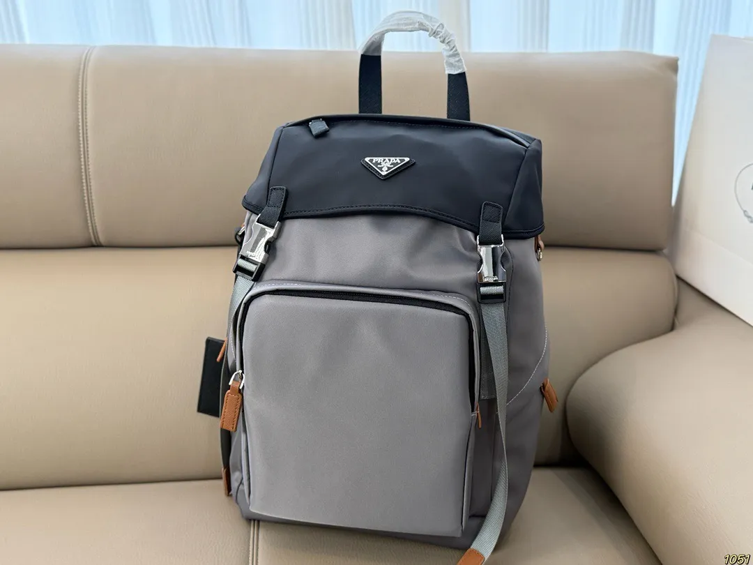 ¥210 PRADA普拉达新款双肩包 满足日常所需,解放双手 款式百搭 非常能装👍 进口尼龙面料,低调简单 包身不易变形,自重轻❗️ 尺寸26 38