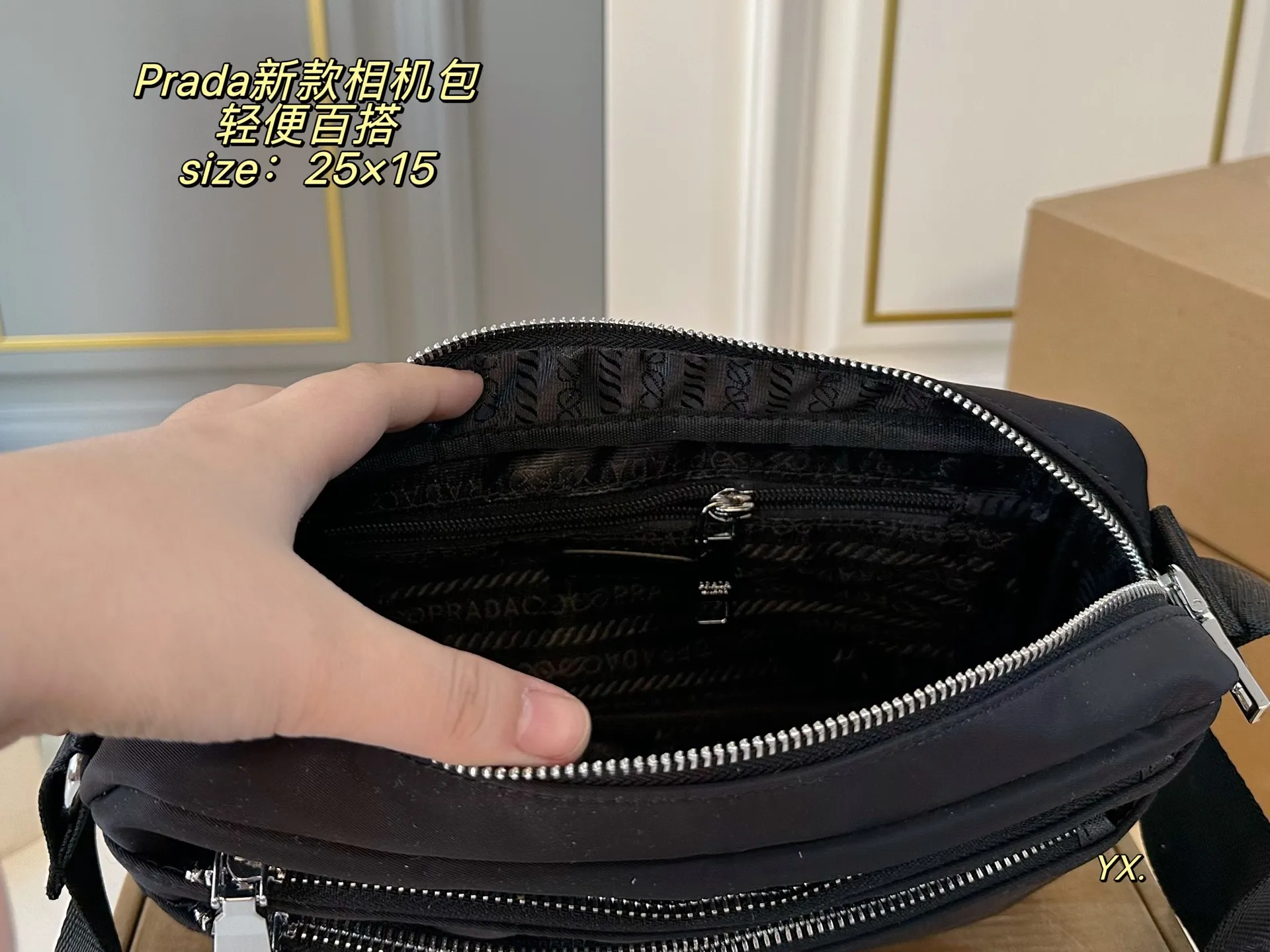 P95(配盒) size:25×15 PRADA普拉达新款相机包💕 采用进口尼龙 耐磨耐造 双层设计,方便归纳 容量超可,满足日常💗💗 可盐可甜,上身帅气而性感