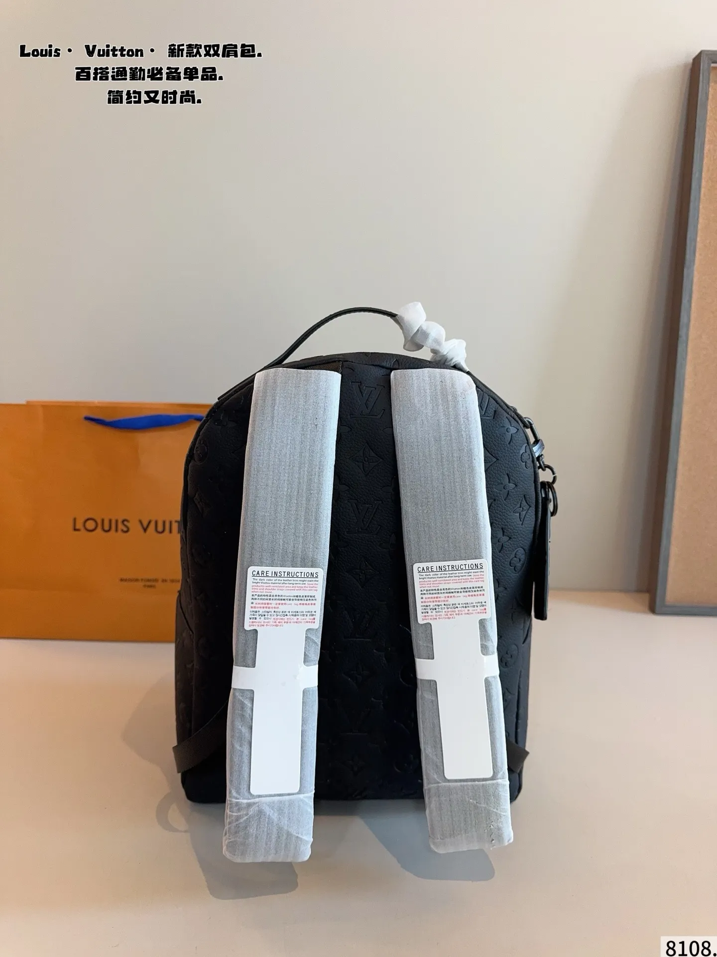 p190 Lv DISCOVERY 双肩包 男生日常休闲搭配的理想选择～ 实用又百搭，小小的身体大大的空间 非常适合放随身物品~ 面料耐磨耐刮蹭，适合男生大大咧咧的性格尺寸：30*12*38cm