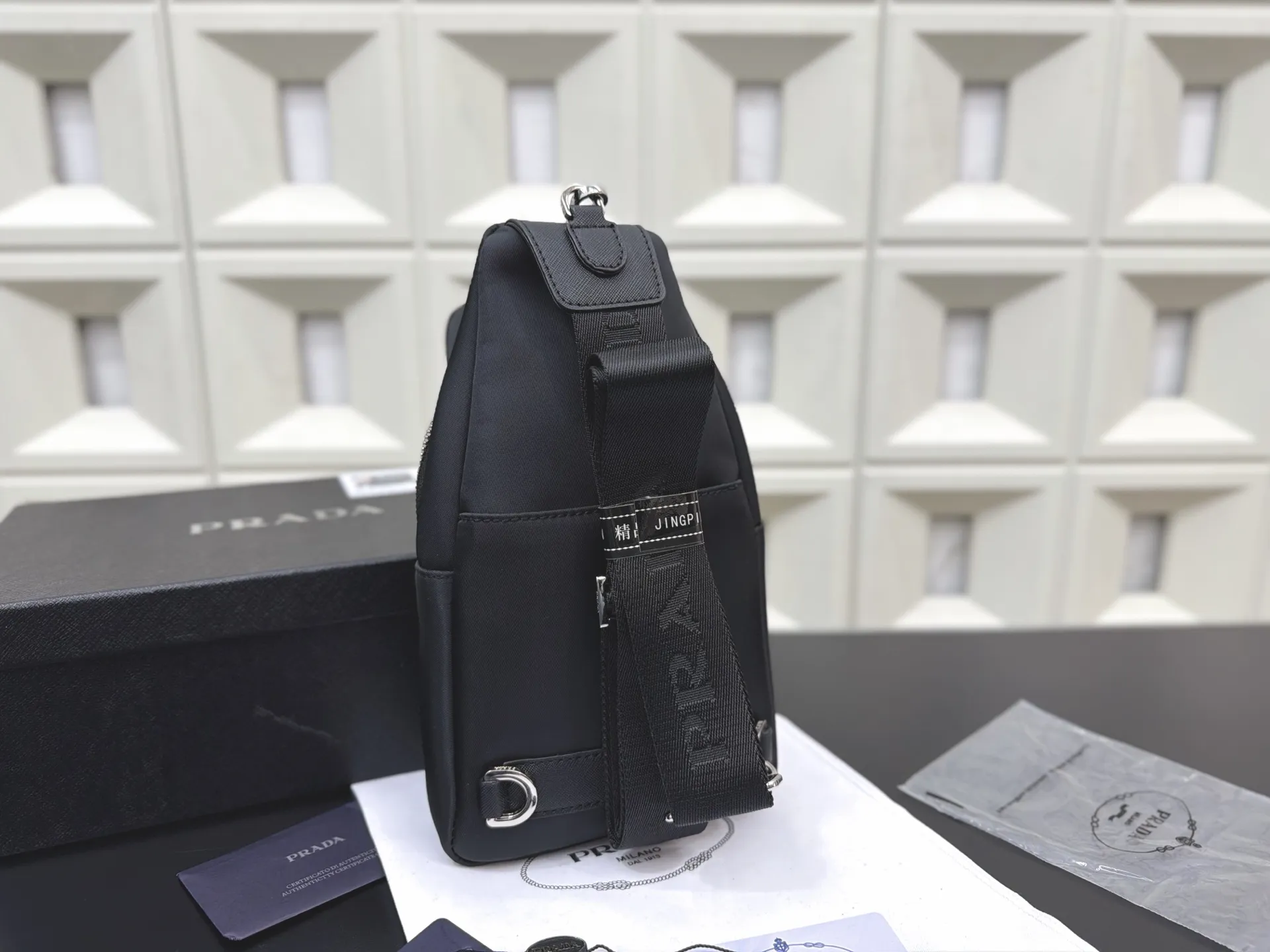P105 Prada 普拉达 尼龙布二合一胸包 防水布斜挎背包 经典百搭 实物拍摄 配送防尘袋 30 x 16 cm。