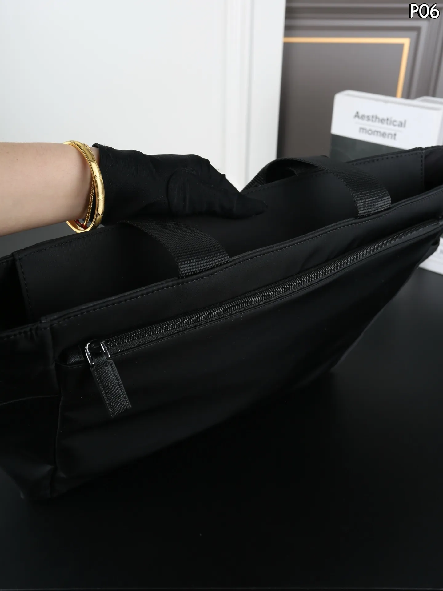 P180 PRADA普拉达 Re-Nylon 托特包Tote包购物袋 尼龙 手提包 这款托特包采用进口尼龙面料，前幅拉链口袋设计，包身两侧口袋可放水杯/雨伞....等等，可手提肩背，出短差和平时用都没问题，功能性非常实用，又是一款永久不过时爆款🎉🎉 Prada 最轻便的包包 尺寸：41&times;32