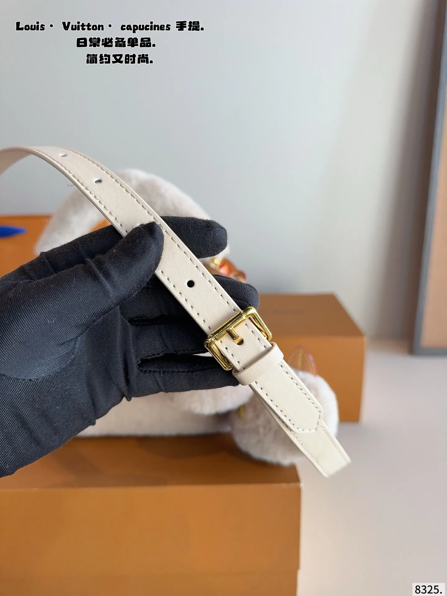p180配礼盒🎁. LV Capucines bb 手提包 今年最多明星街拍的LV包包你能想到哪些款式呢？恐怕大多女性都会把目光锁定到柔软的荔枝纹Taurillon系列吧，因为全都是高端之选，无论是休闲商务都是最有品味的，Capucines bb 设计很有亮点，几乎是人见人爱的，在明星街拍中也最常见到，范冰冰、高圆圆等明星都是它的忠粉呢，尺寸小巧的迷你包，比起大号要显得甜美许多，尺寸：20*7*13cm