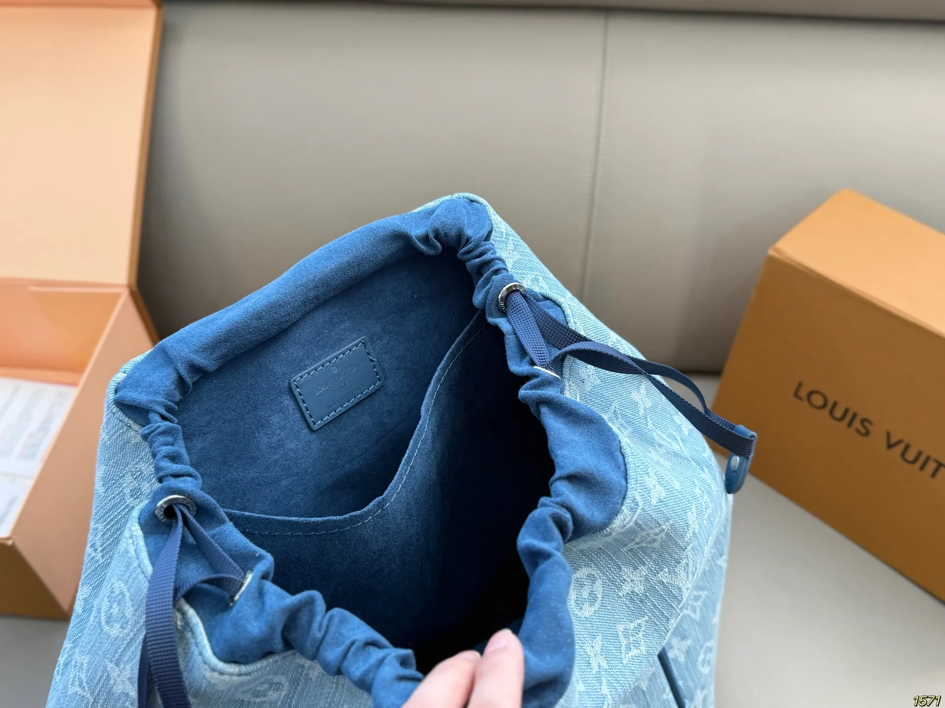 &yen;190配盒 LV路易威登，Dior迪奥 Prada普拉达双肩包 满足日常所需，解放双手 款式百搭 有非常能装低调简单 包身不易变形，自重轻❗️ 尺寸28 36