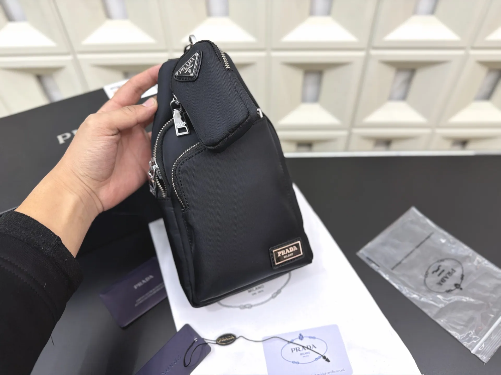 P105 Prada 普拉达 尼龙布二合一胸包 防水布斜挎背包 经典百搭 实物拍摄 配送防尘袋 30 x 16 cm。