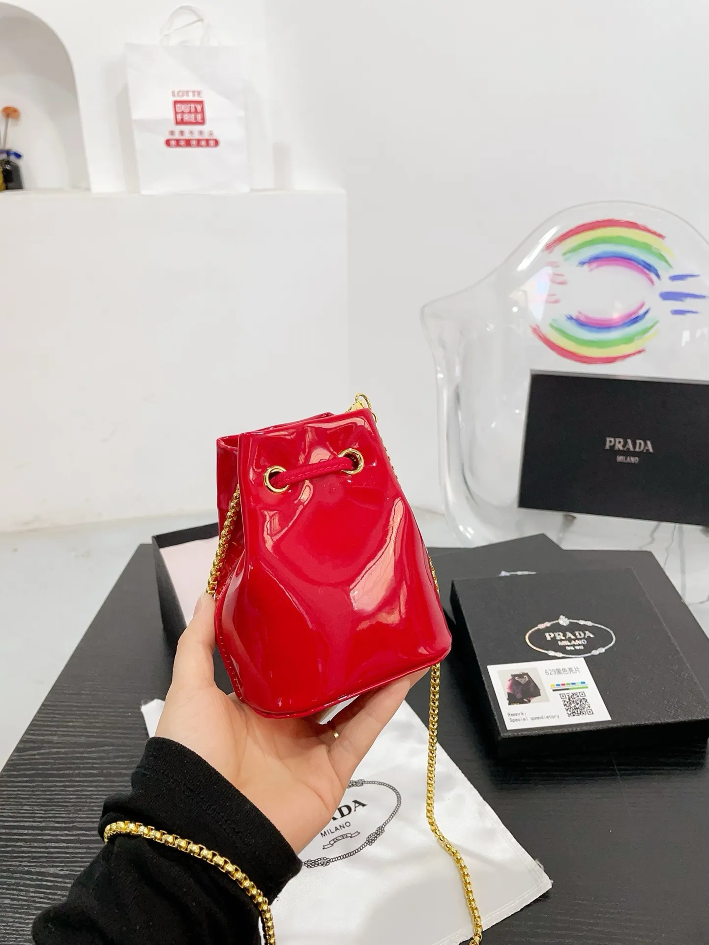 👑💰P105配盒 ⚠️尺寸10.13 普拉达PRADA mini亮片水桶包 太可爱了,bling bling的效果非常吸睛 可仙可酷,难道你不心动。 太美太可爱了