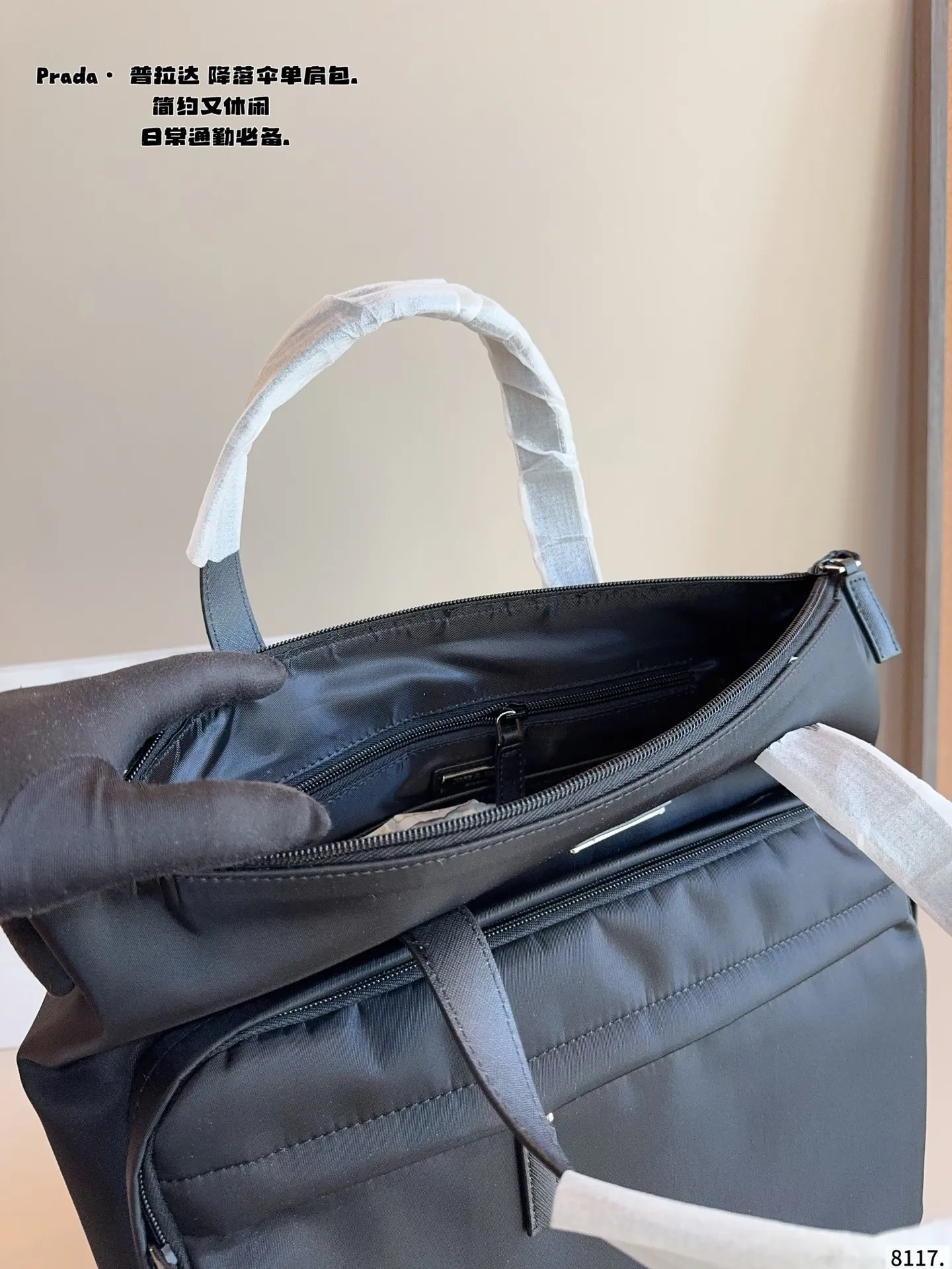 p180 prada普拉达新款 手提单肩包. 尼龙面料.超级柔软的面料 可手提 单肩斜挎 时尚新宠儿 各路明星 网红同款追捧 尺寸：38*4*11cm