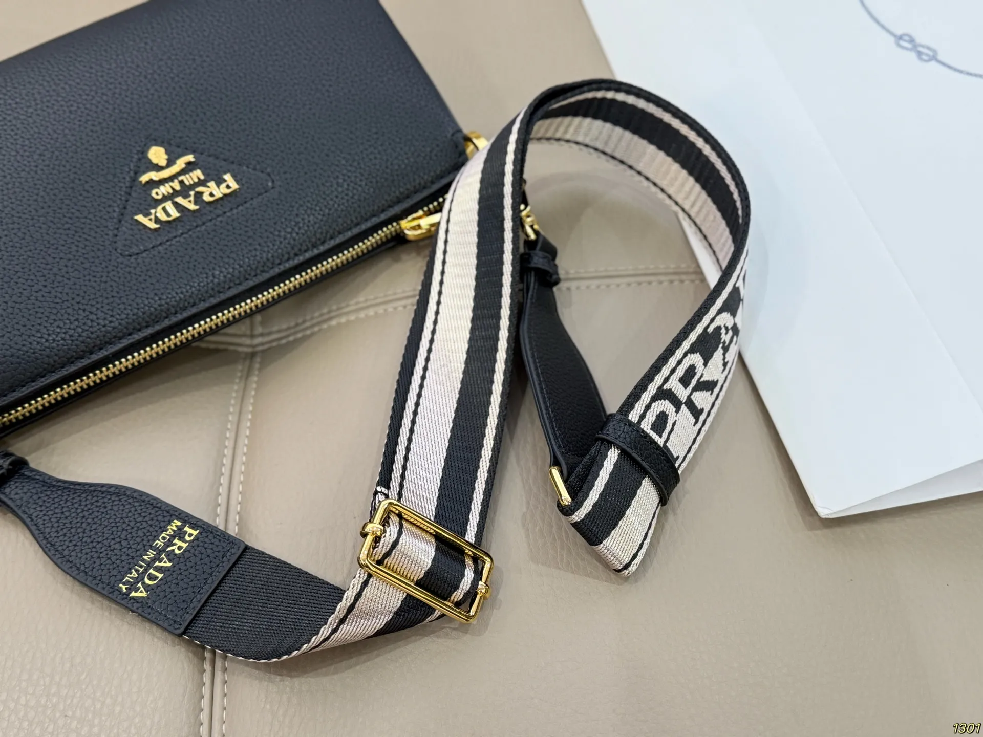 ¥185 普拉达prada风琴包 太完美 格层多多 什么衣着全能搭配 容量空间大 手感超柔软 赶紧入手吧尺寸24.14