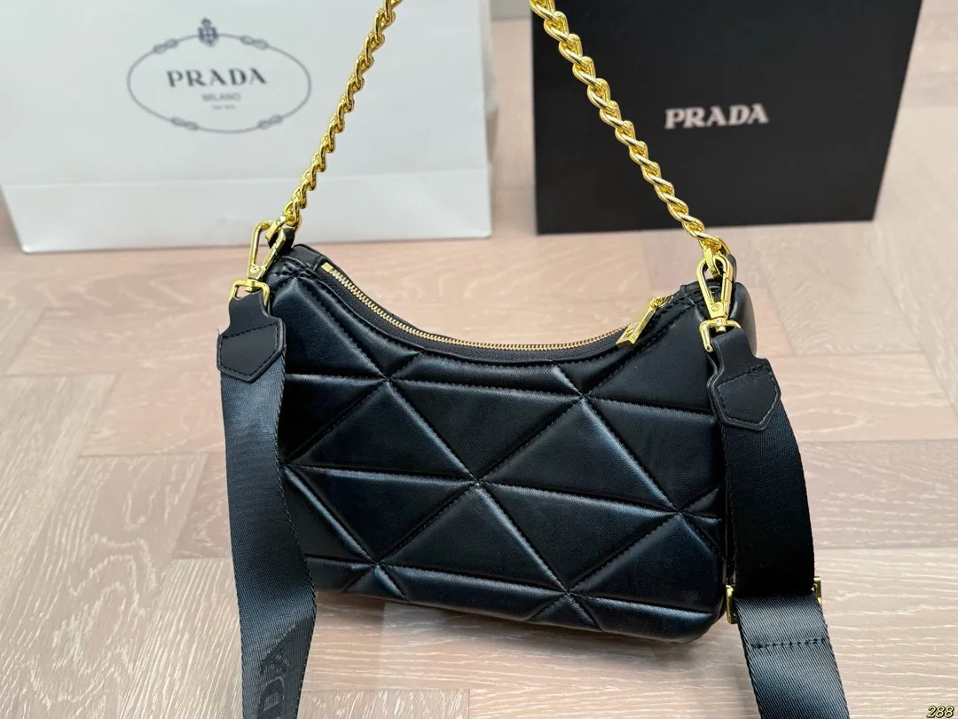 ¥125配盒 Prada 普拉达三合一hobo 肩背包 斜挎 秀场最火单品! 旅行 健身 生活 聚会 街拍 都ok! 很有高级感 时装feel。 尺寸:25 13