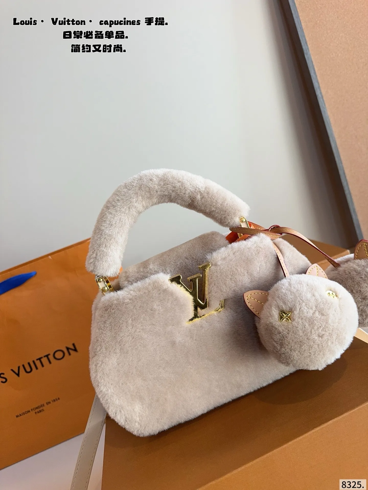 p180配礼盒🎁. LV Capucines bb 手提包 今年最多明星街拍的LV包包你能想到哪些款式呢?恐怕大多女性都会把目光锁定到柔软的荔枝纹Taurillon系列吧,因为全都是高端之选,无论是休闲商务都是最有品味的,Capucines bb 设计很有亮点,几乎是人见人爱的,在明星街拍中也最常见到,范冰冰、高圆圆等明星都是它的忠粉呢,尺寸小巧的迷你包,比起大号要显得甜美许多,尺寸:20*7*13cm