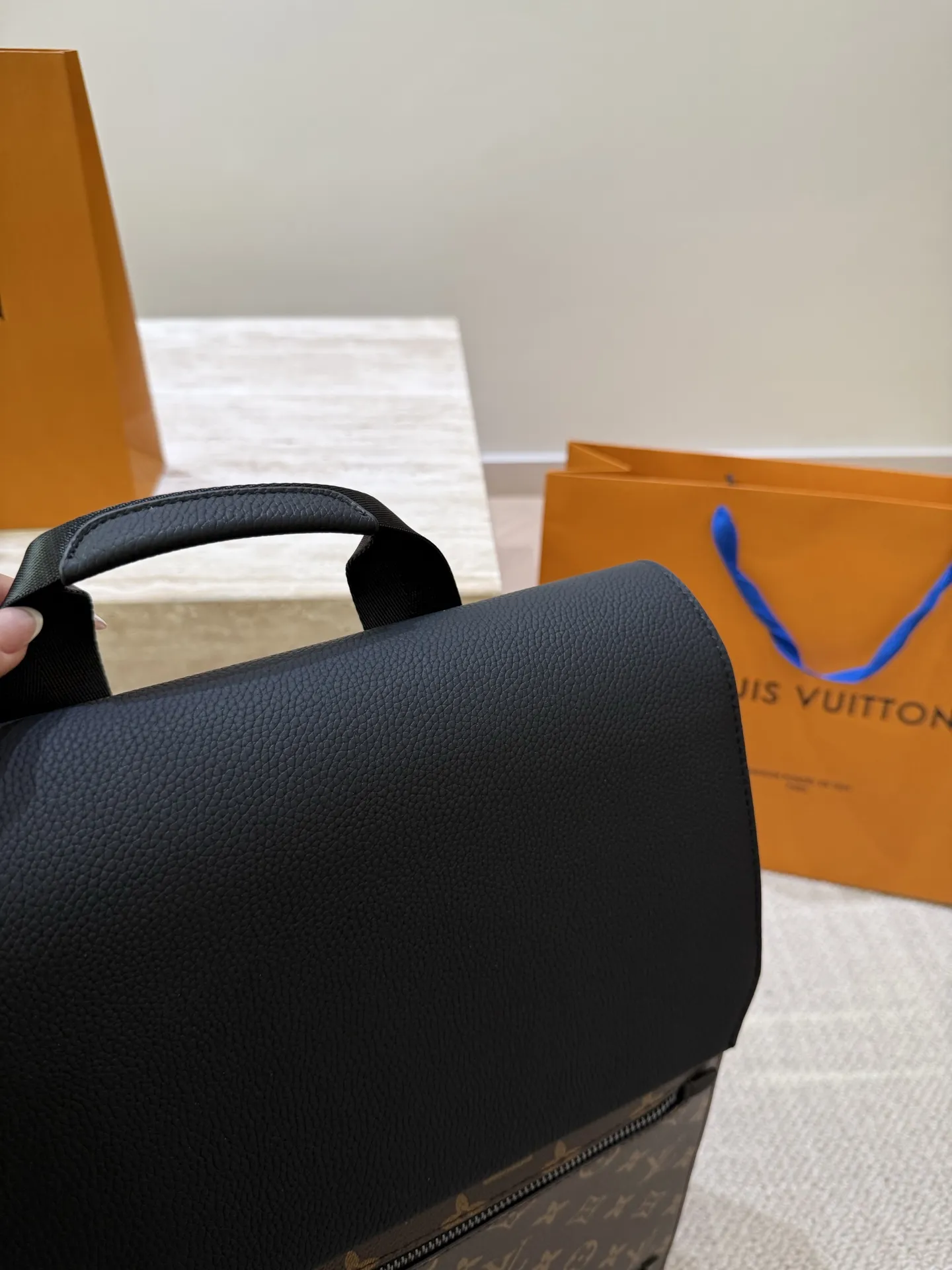 P170 高顔値双肩包/ LV Discovery 百搭通勤经典牛皮双肩包 LV最好看的双 肩包出差旅行必备 休闲商务都可驾驭 容量超大超能装 大热门款个人认为这是一款最合适男士的包包 超级酷 COOL 尺寸 30 40cm