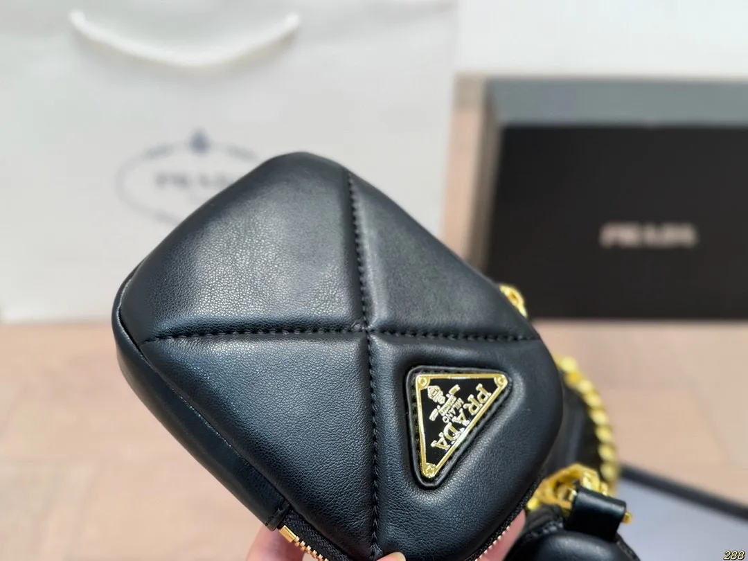 ¥125配盒 Prada 普拉达三合一hobo 肩背包 斜挎 秀场最火单品! 旅行 健身 生活 聚会 街拍 都ok! 很有高级感 时装feel。 尺寸:25 13