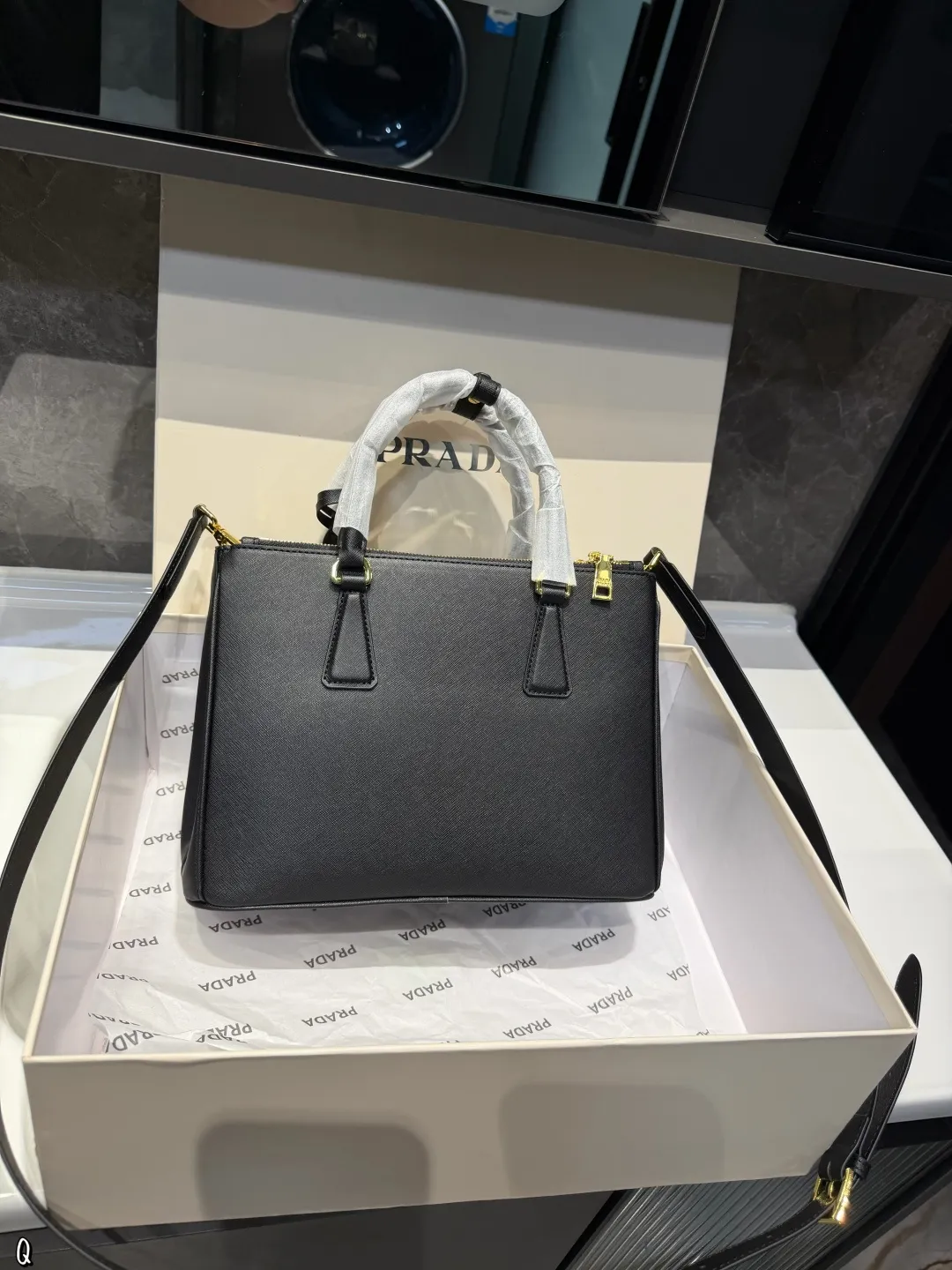 ❤️p205(礼盒包装)❤️ 普拉达杀手包仙气满满 小姐姐日常必入款魅力无限 释放你的时尚态度外形独特,有很多可爱的颜色可选,简直是不可错过的时尚单品不同于帆布包的柔软,背在身上主打一个肆意洒脱的感觉,超有质感,时尚达人超尺寸:28.20cm