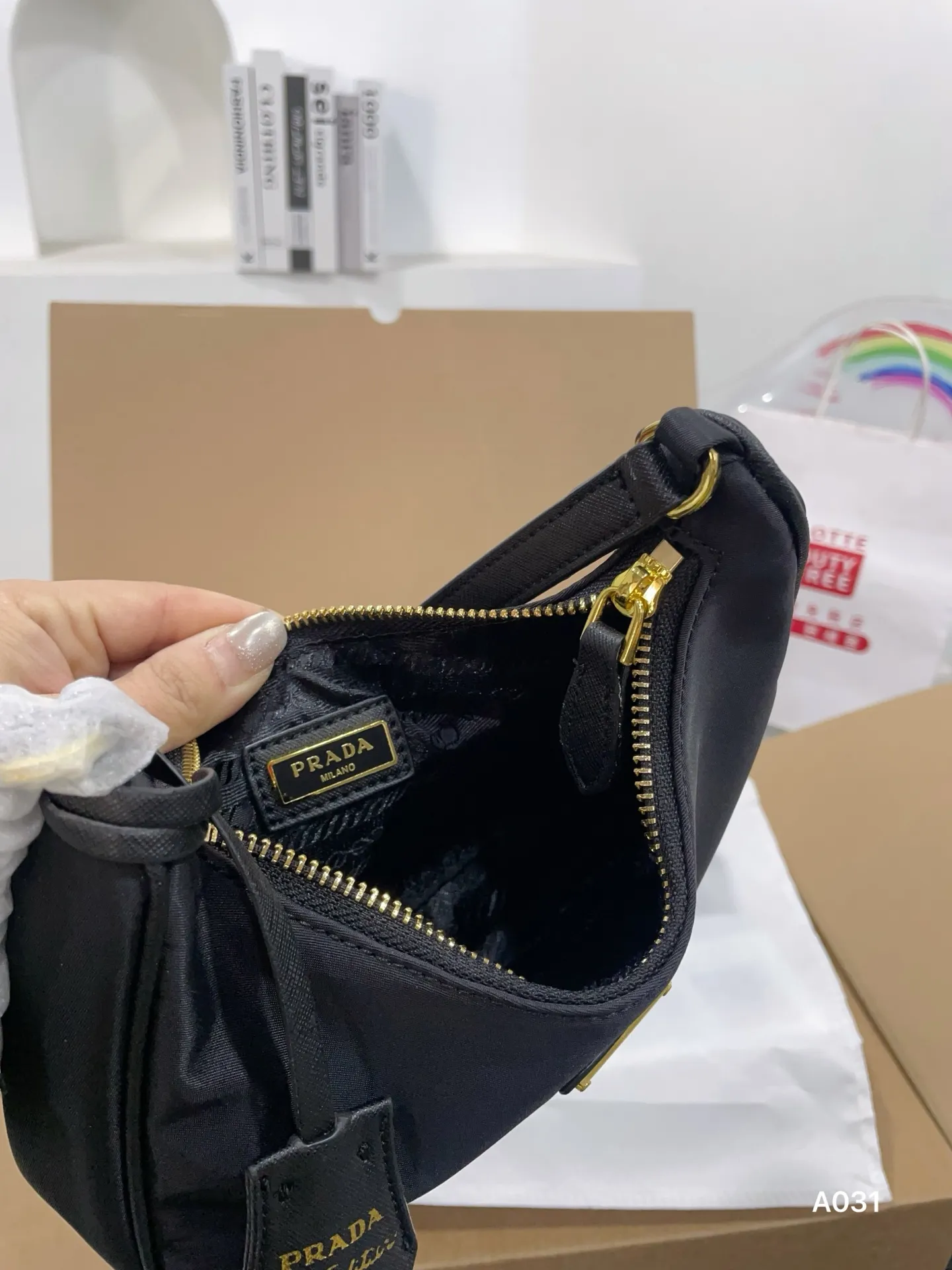 👑💰90配盒 普拉达Prada腋下包 复古优雅 满满的高级感 大小适中 容量感人031 休闲正装皆可轻松驾驭 尺寸22 12