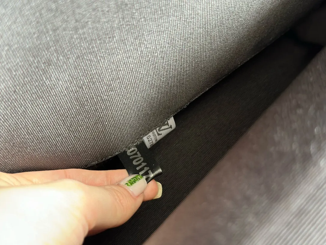 💰160 复刻版 size：36*28cm L家 双肩包💼 超高清五金logo标志、 专用里内里 直男必备款。 Lv最好看的黑色老花双肩包 大小也刚刚好哦！