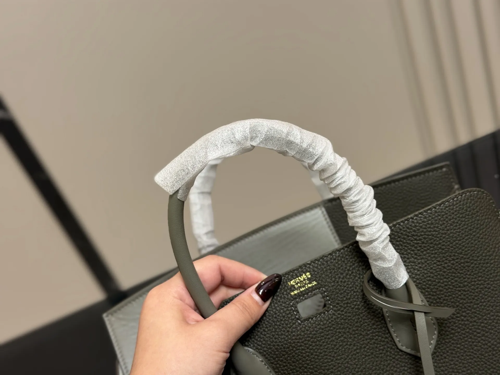 &yen;340 爱马仕Birkin D&eacute;sordre 30 这个包走秀的时候就相中了， 和双面KELLY异曲同工， 都是解构主义美学的创新。不过最大的 这个Birkin D&eacute;sordre 30却可以男女同吃