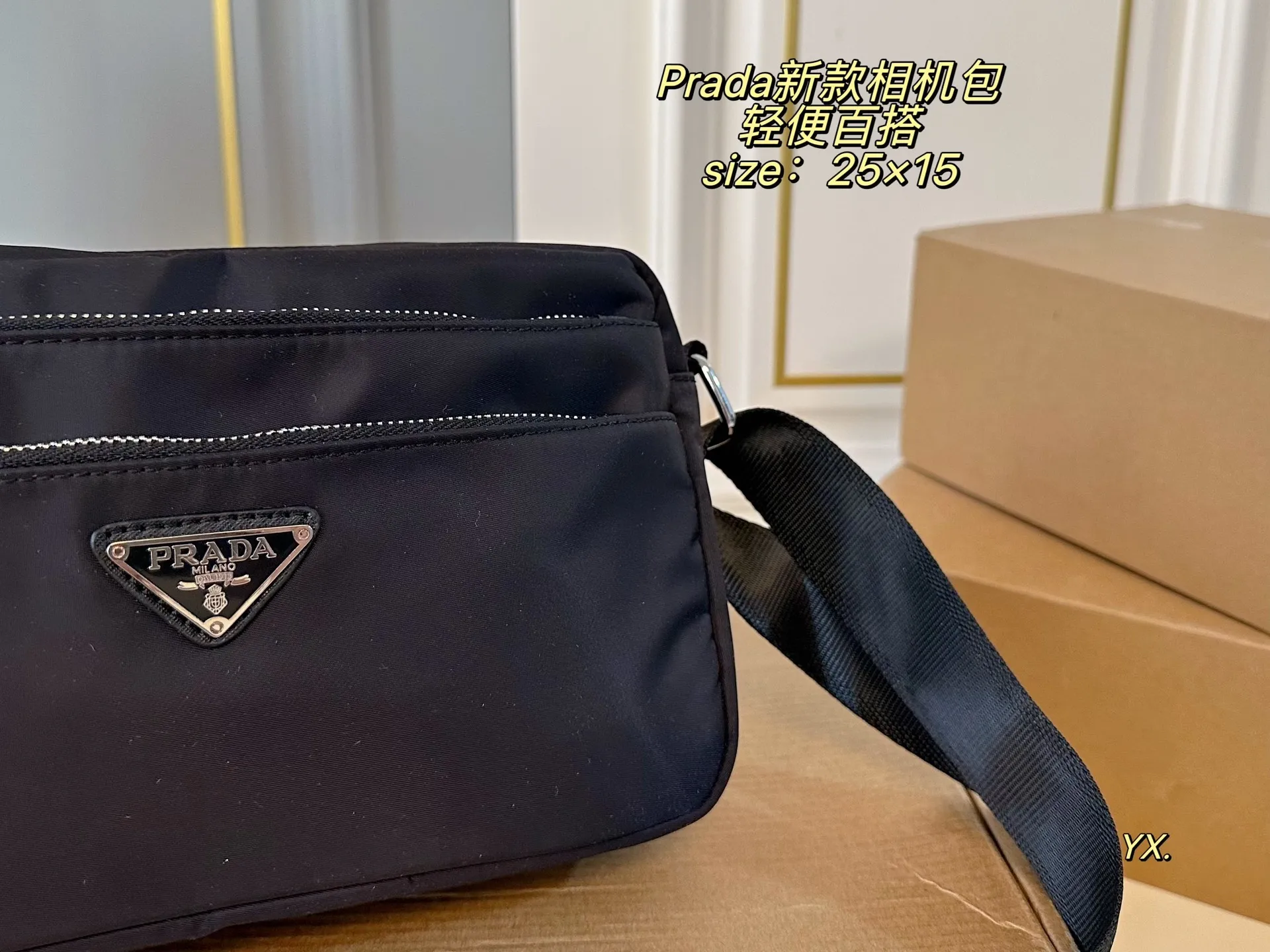 P95(配盒) size:25×15 PRADA普拉达新款相机包💕 采用进口尼龙 耐磨耐造 双层设计,方便归纳 容量超可,满足日常💗💗 可盐可甜,上身帅气而性感