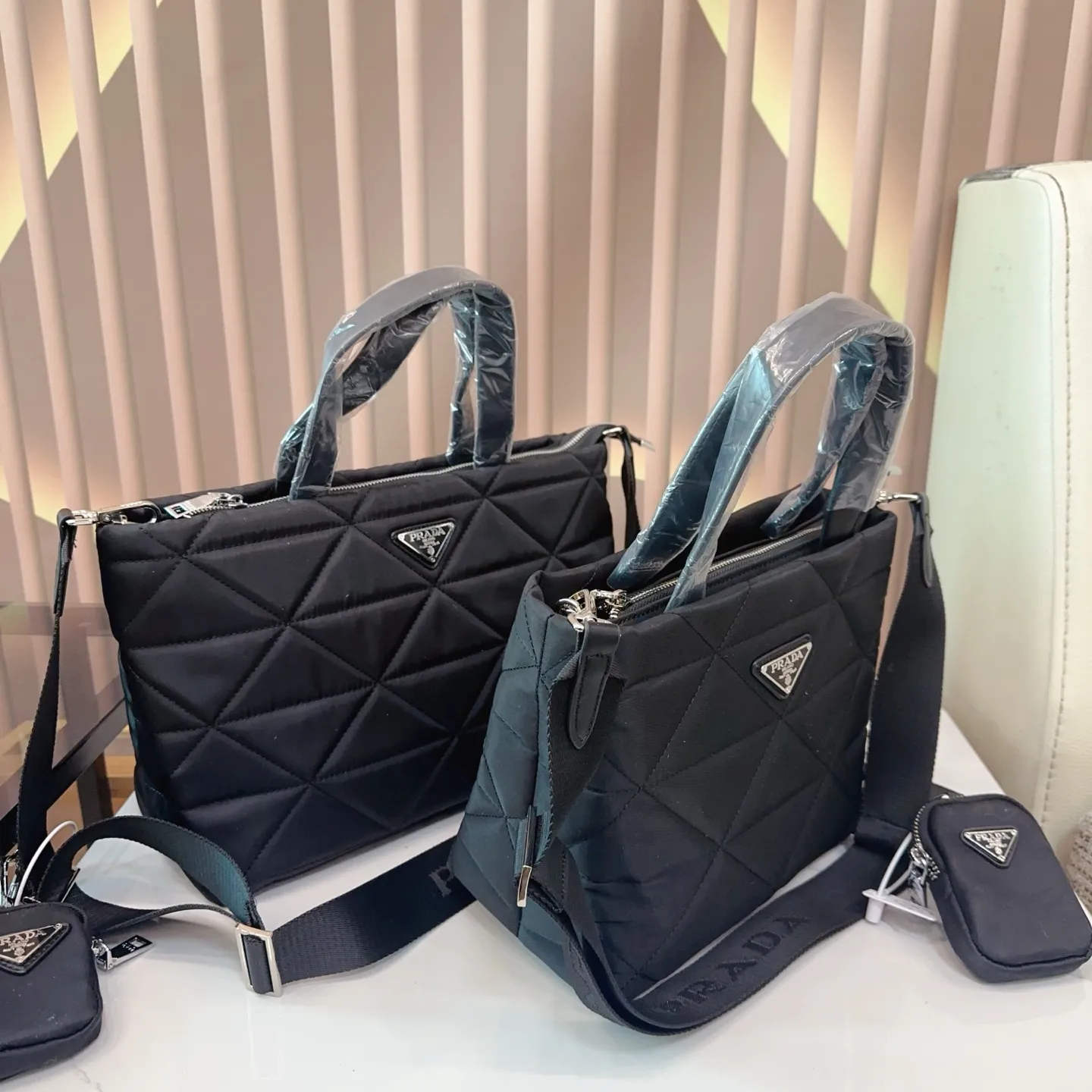 p120/p115 普拉达 PRADA 帆布菜篮子 质感爆棚的美 上身真的太太太有质感啦 日常逛街不要太吸晴 尺寸:32*13*20/23*12*19cm. bb