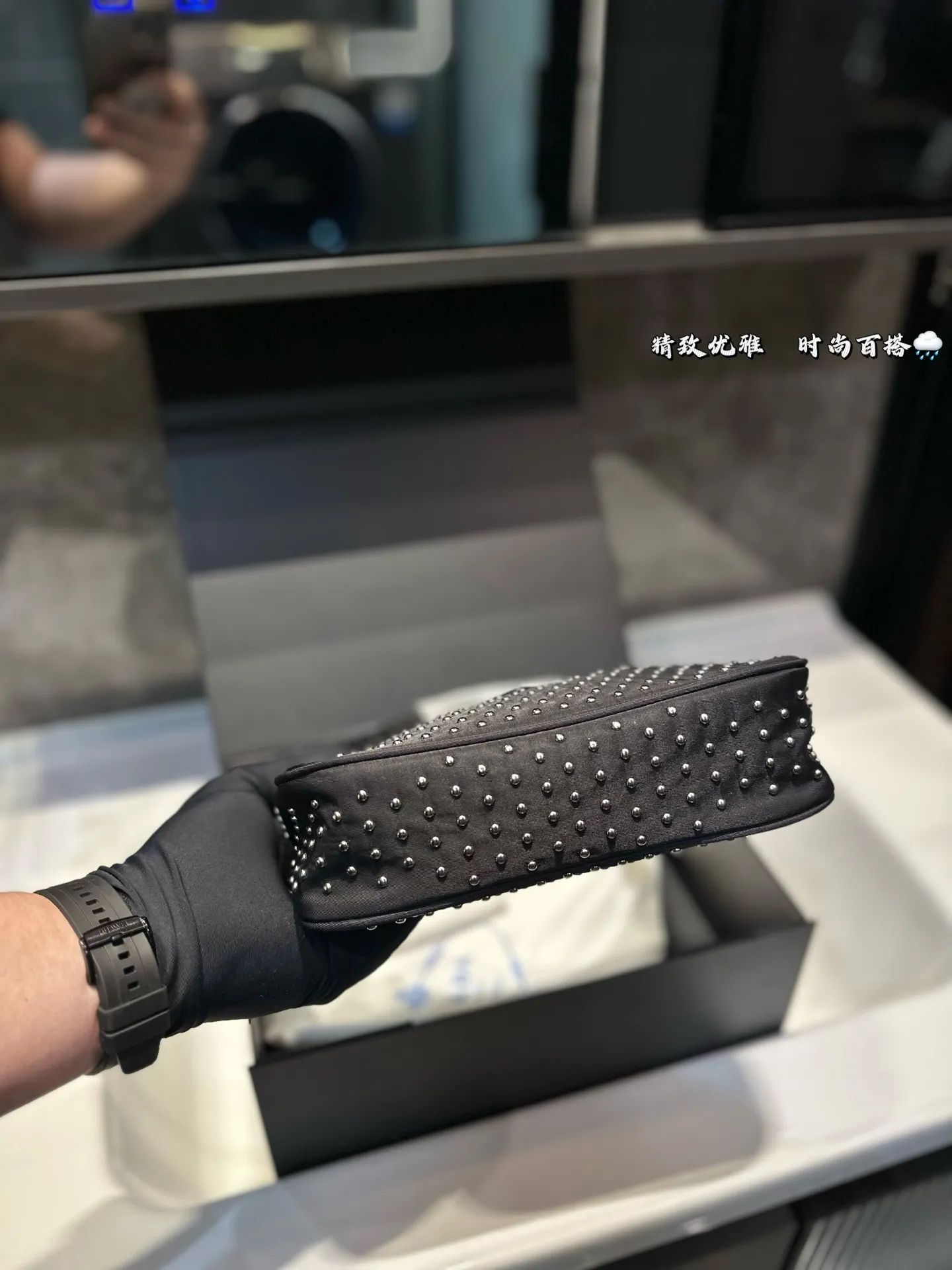 ❤️105(礼盒包装)❤️ 普拉达hobo 铆钉腋下包 Prada如影随形 充满了不一样的帅气感 甜酷辣妹穿搭必备 尺寸 21 11