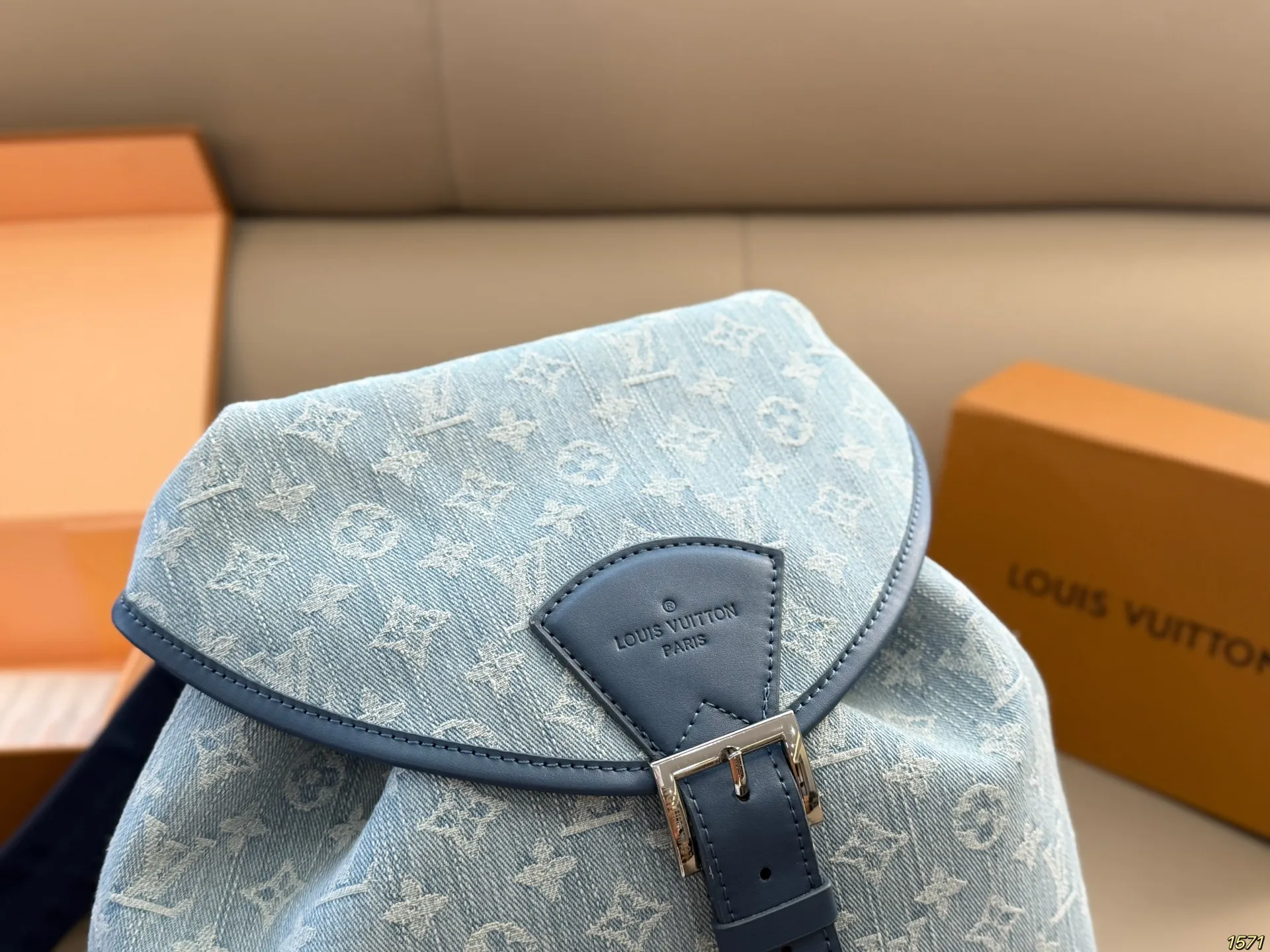 ¥190配盒 LV路易威登,Dior迪奥 Prada普拉达双肩包 满足日常所需,解放双手 款式百搭 有非常能装低调简单 包身不易变形,自重轻❗️ 尺寸28 36