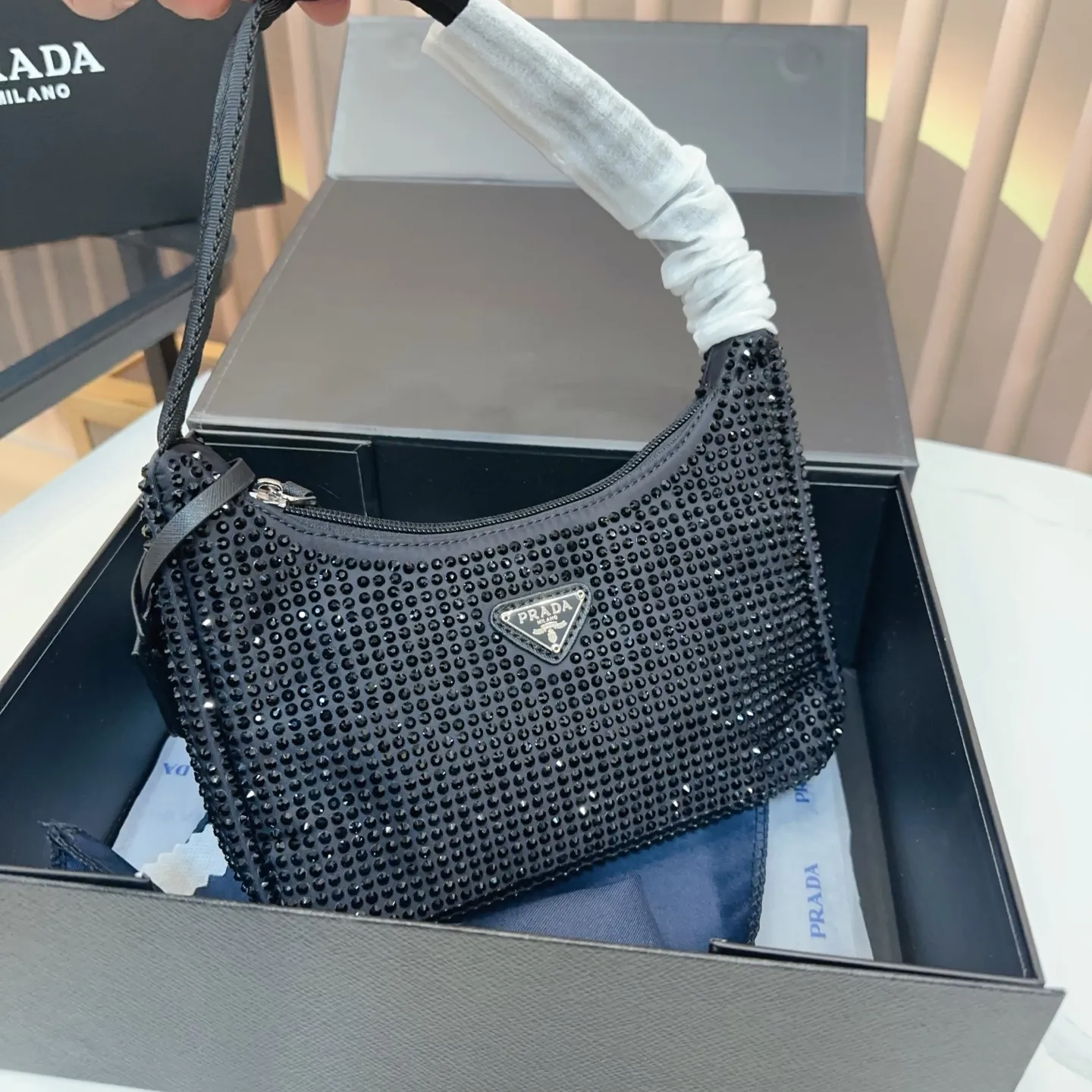 P120 礼盒🎁 size:21×12 PRADA 普拉达水钻Re-Edition hobo腋下包💕 包包焕以轻盈的绸缎面料制作, 通体镶嵌璀璨的水钻为亮点, 搭配珐琅三角包扣,容量🉑️~ 任何场合都能成为引人注目的焦点✨yx
