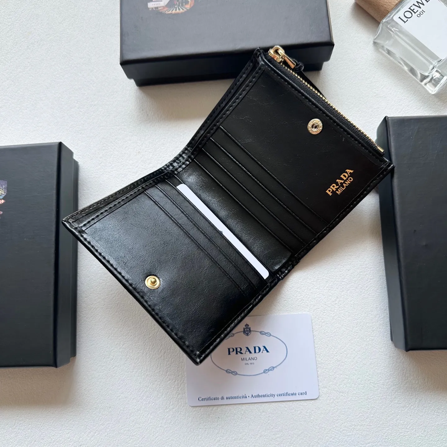 p95🎀🎀颜色 黑 灰 粉🎀尺寸 11x10🎀普拉达👏时尚钱包,优质油蜡牛皮👍🏻高档五金配件,内阁丰富,超级实用❗️现货高品质!