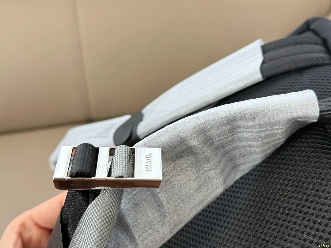 &yen;210 PRADA普拉达新款双肩包 满足日常所需，解放双手 款式百搭 非常能装👍 进口尼龙面料，低调简单 包身不易变形，自重轻❗️ 尺寸26 38