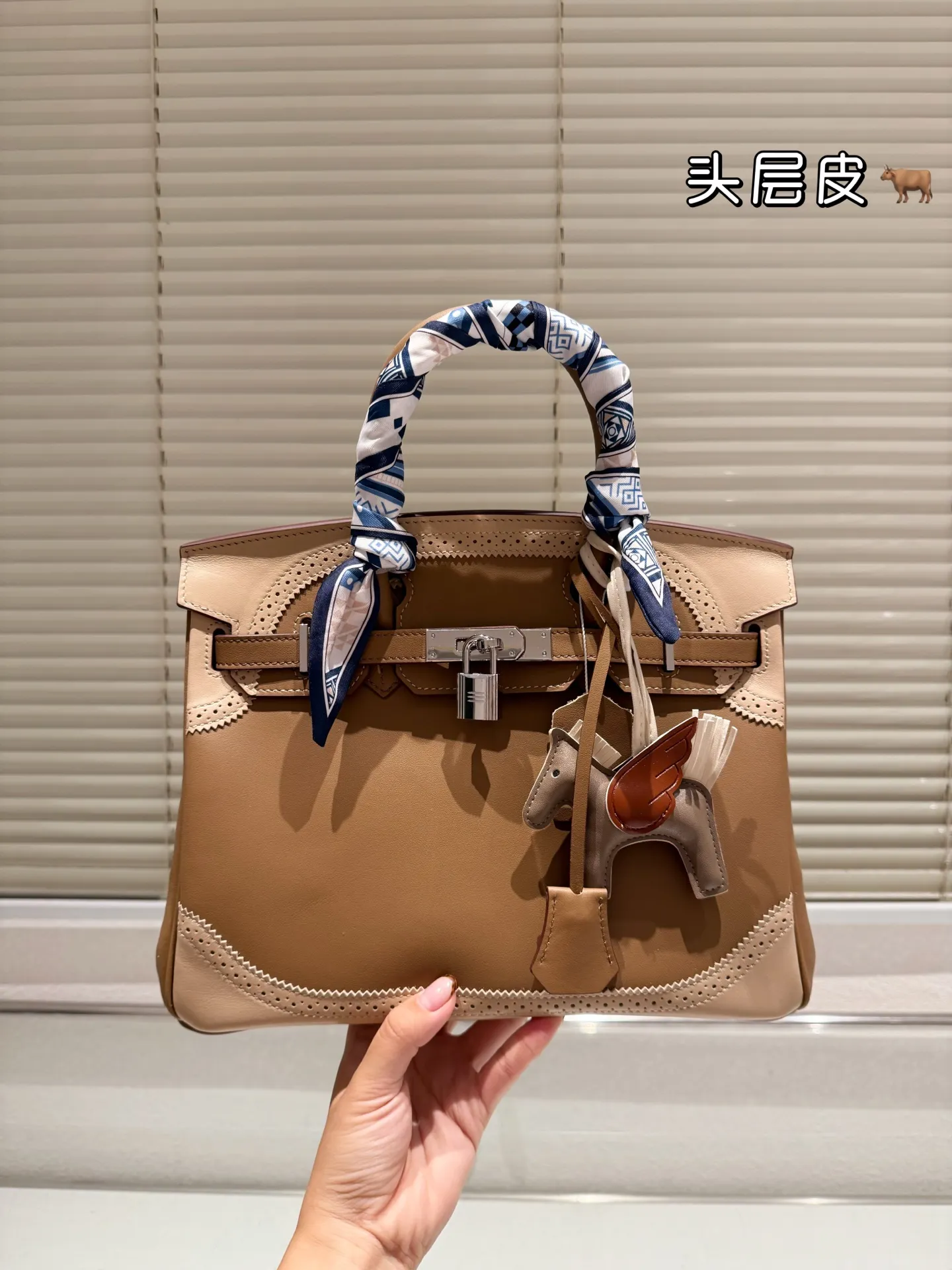 顶级原单 纯牛皮 P360 Hermes 爱马仕|Birkin 30 铂金包 独家经典火爆出货 纯皮 里外纯皮!集万千宠爱与一身 爱马仕·birkin铂金包 专柜万年不下架 原厂激光五金 各路时尚主播/网红/明星不离手 气质女神爱不释手必备法宝 各种百搭 处处体现时尚品味 畅销多年 新版本新工艺 选材结实有型且皮质超软 里外全皮 油边/走线/五金媲美专柜 注目精湛工艺 感受工匠神韵 品质如图 市场最高版本 随意出入专柜无压力 女神包抓紧购 阳光下颜色偏浅 室内光线暗会深一些 这是常识哦 尺寸:30cm