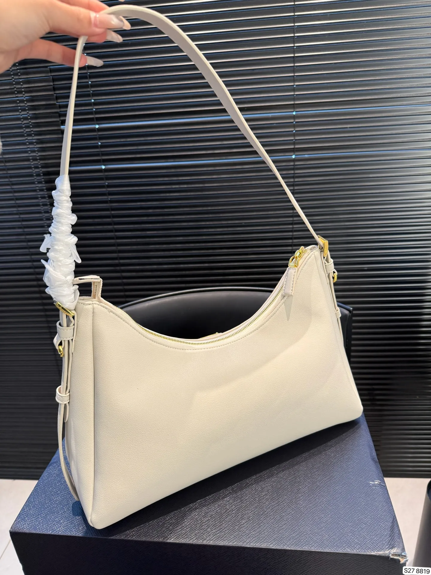 P185 配折叠盒 普拉达腋下新包|Prada上架2024秋冬新款Aimee手袋2024 秋冬Prada广告片中出场的这款手袋作品被命名为「Aimée」 在法语中有「被爱、受宠」之意。 洗练hobo 廓形上点缀品牌标志性珐琅三角形金属徽标,搭配大衣狠狠爱了 尺寸:37 19 货号8819