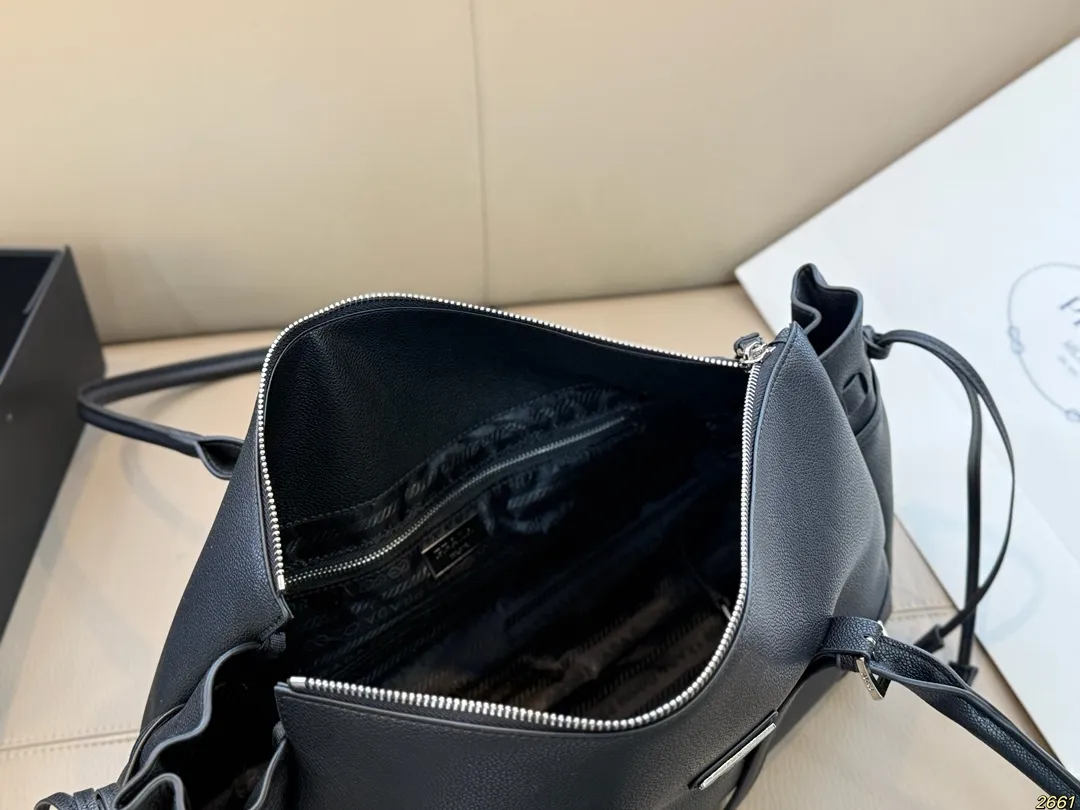 ¥180 普拉达PRADA 腋下包 可爱到不行!凭实力圈粉 简约又不失高级 背上就是时髦精女孩~ 尺寸38 21